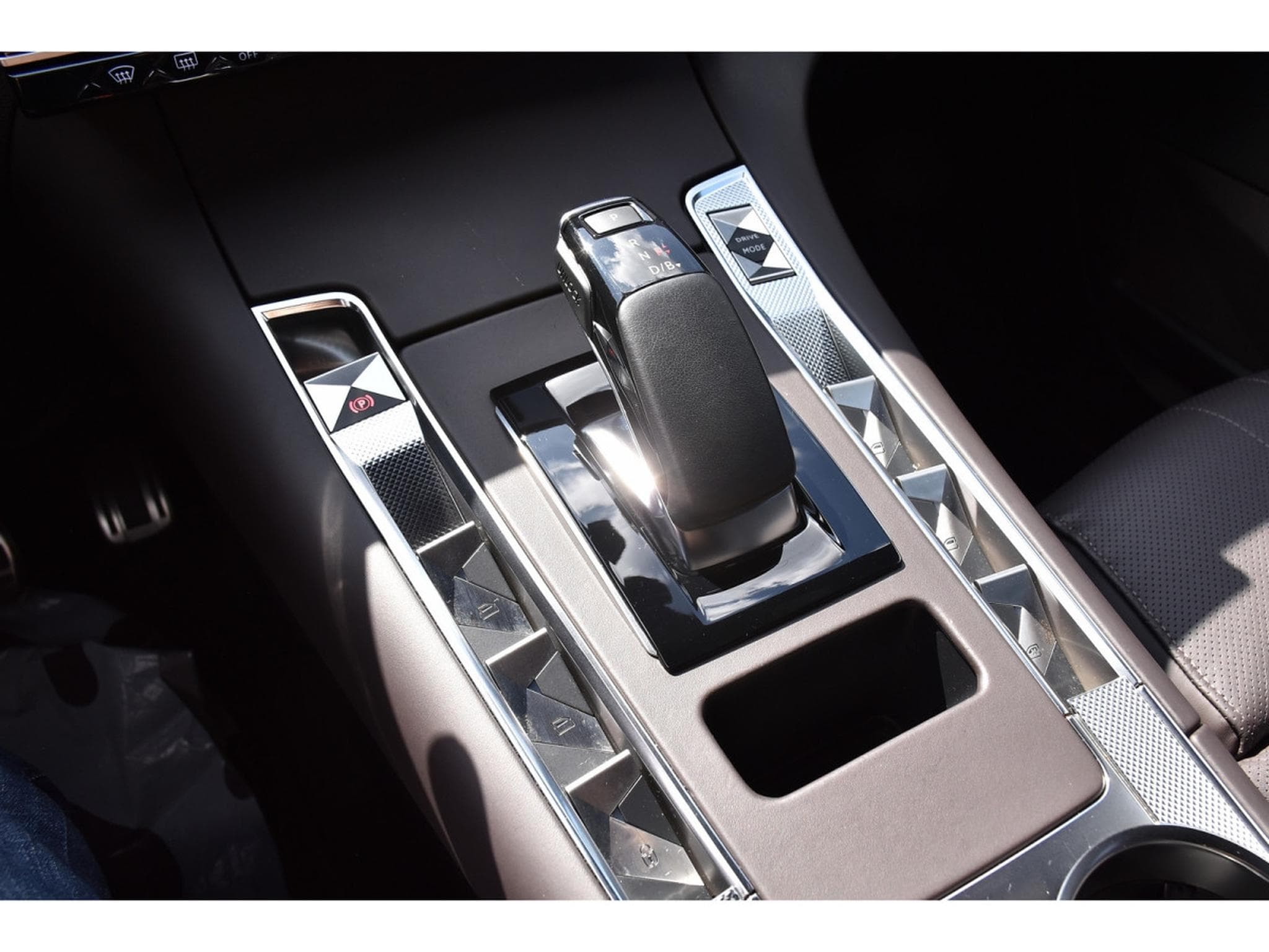 DS Automobiles DS7 1.6 Hybrid PHEV 300 AWD Antoine de Saint Exupéry MEMO CAM360 (2024) - Photo 18