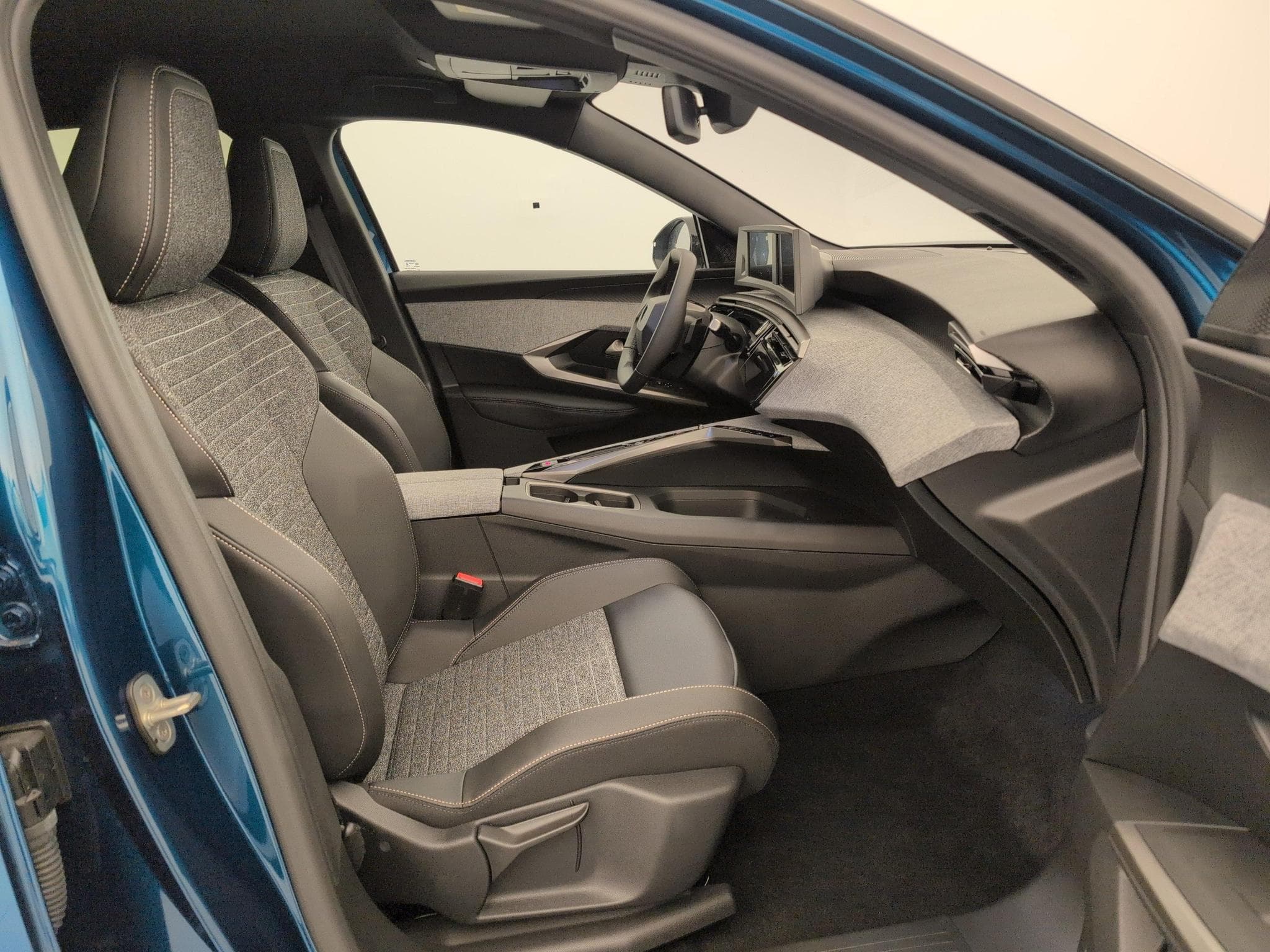 Peugeot 3008 Hybrid 145 e-DCS6 Allure (2025) - Photo 9