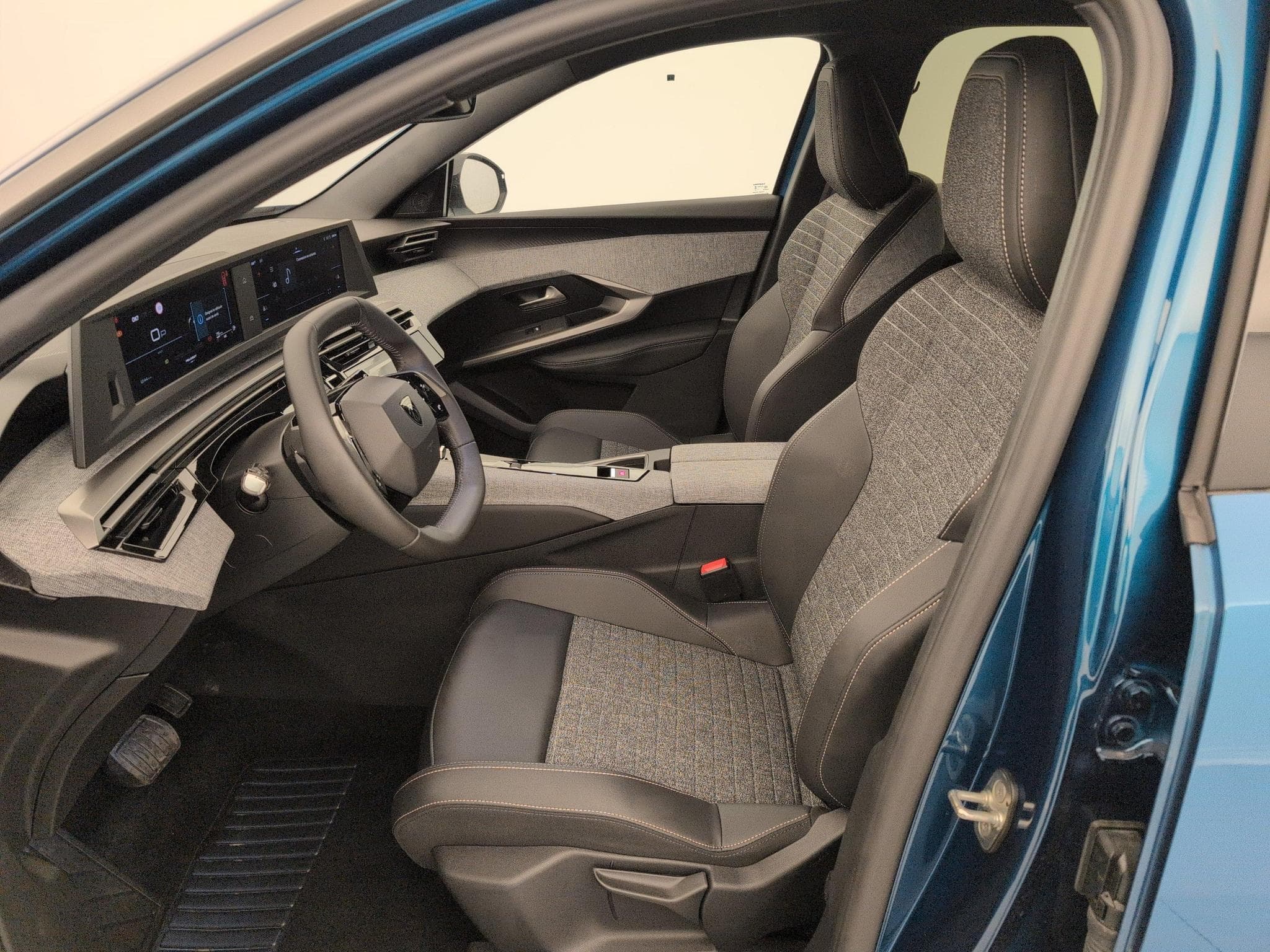 Peugeot 3008 Hybrid 145 e-DCS6 Allure (2025) - Photo 16