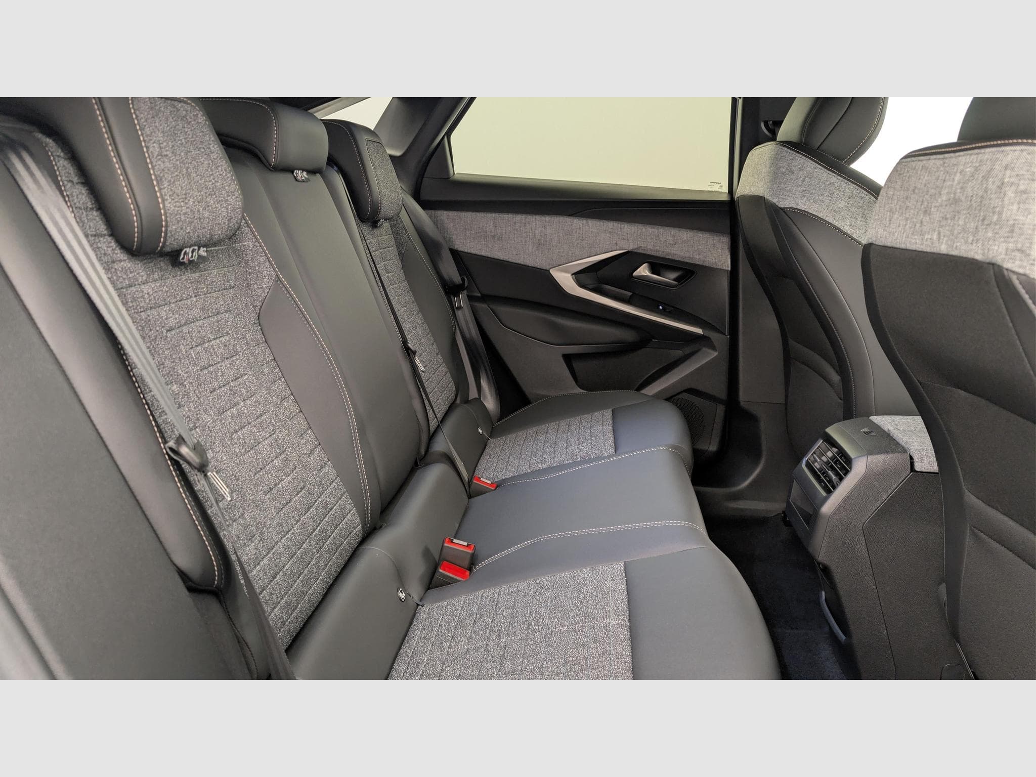 Peugeot 3008 Hybrid 145 e-DCS6 Allure (2025) - Foto 10