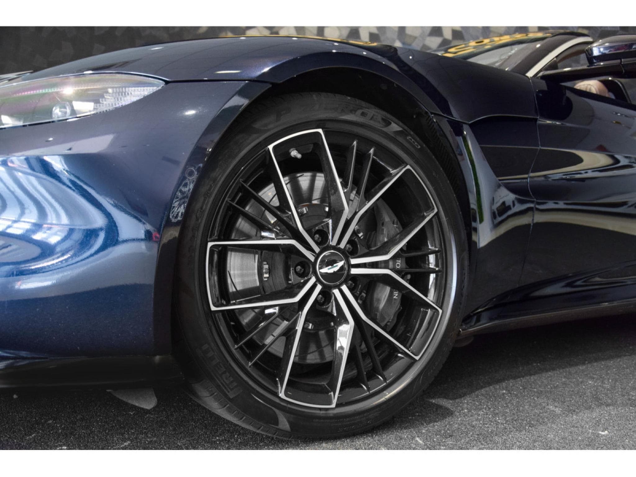 Aston-Martin V8 Vantage ROADSTER - Ultramarine Black (2022) - Photo 12