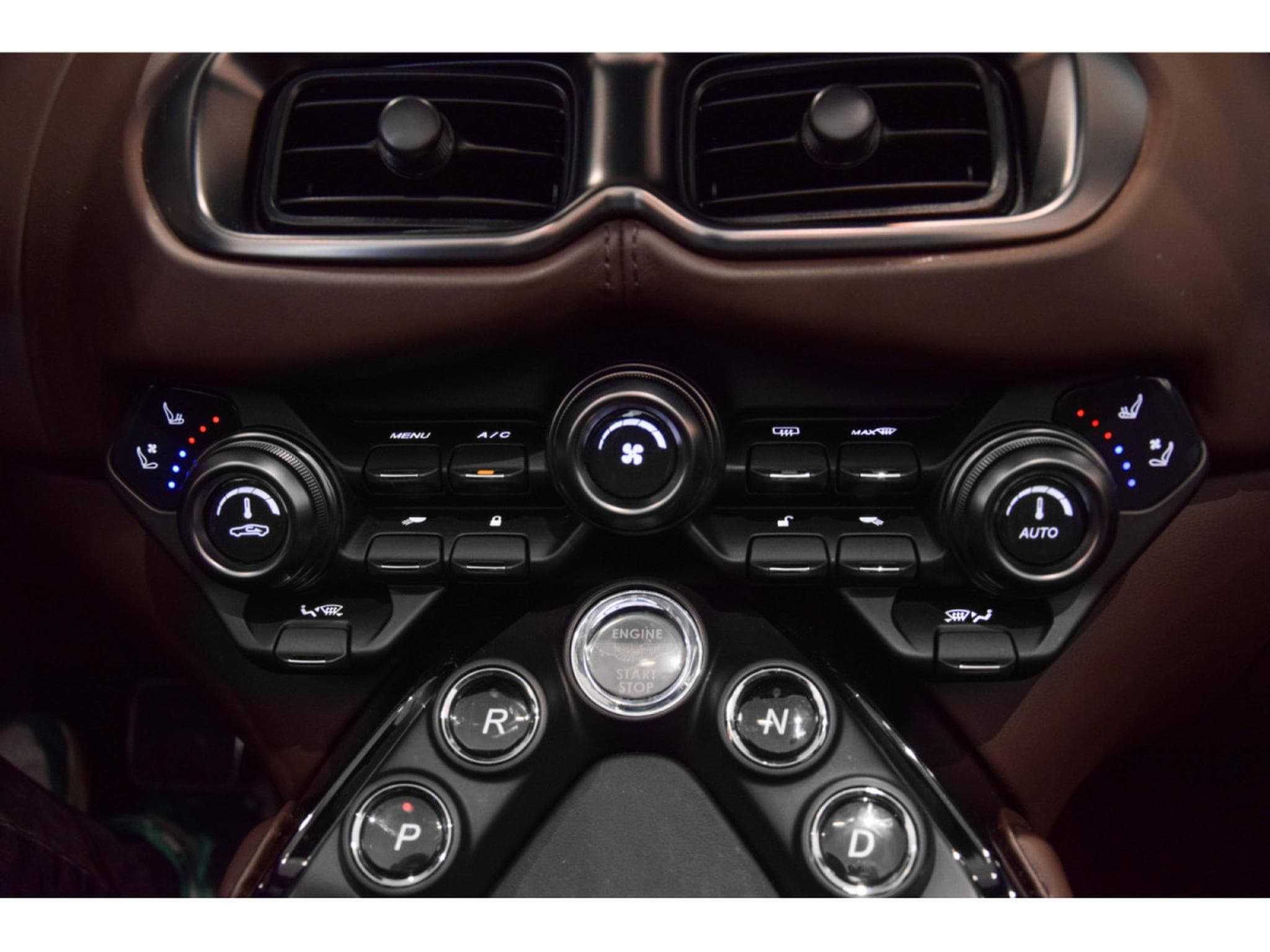 Aston-Martin V8 Vantage ROADSTER - Ultramarine Black (2022) - Photo 15