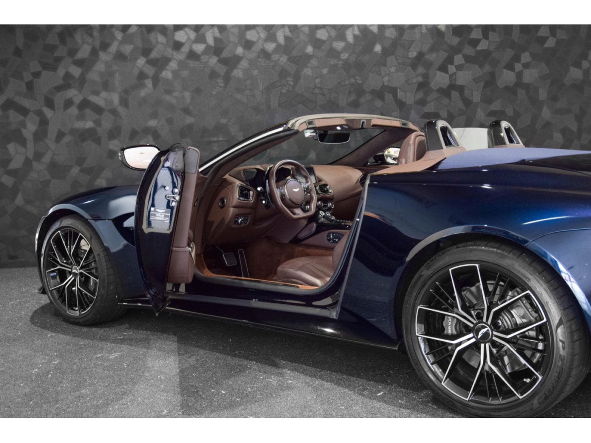 Aston-Martin V8 Vantage ROADSTER - Ultramarine Black (2022) - Photo 14