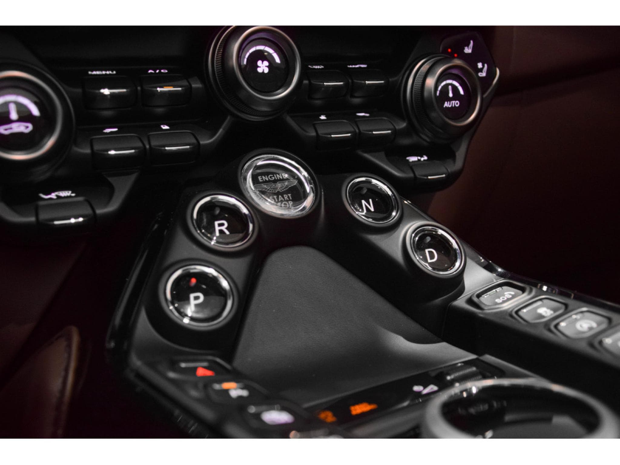 Aston-Martin V8 Vantage ROADSTER - Ultramarine Black (2022) - Photo 22