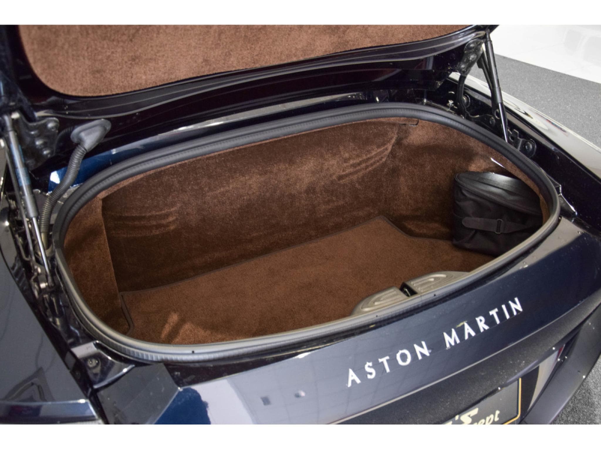Aston-Martin V8 Vantage ROADSTER - Ultramarine Black (2022) - Photo 27