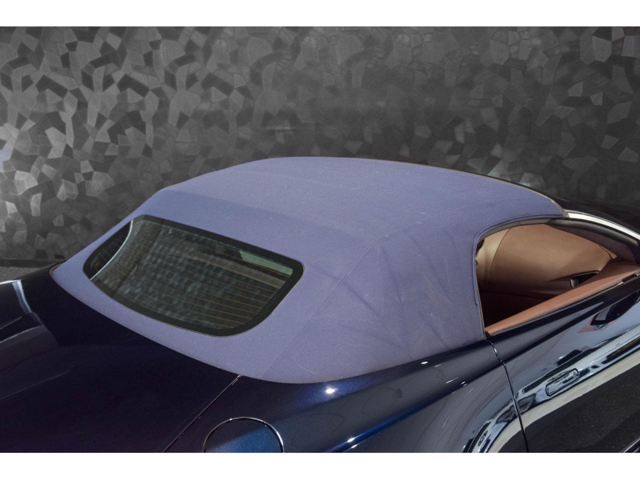 Aston-Martin V8 Vantage ROADSTER - Ultramarine Black (2022) - Photo 28