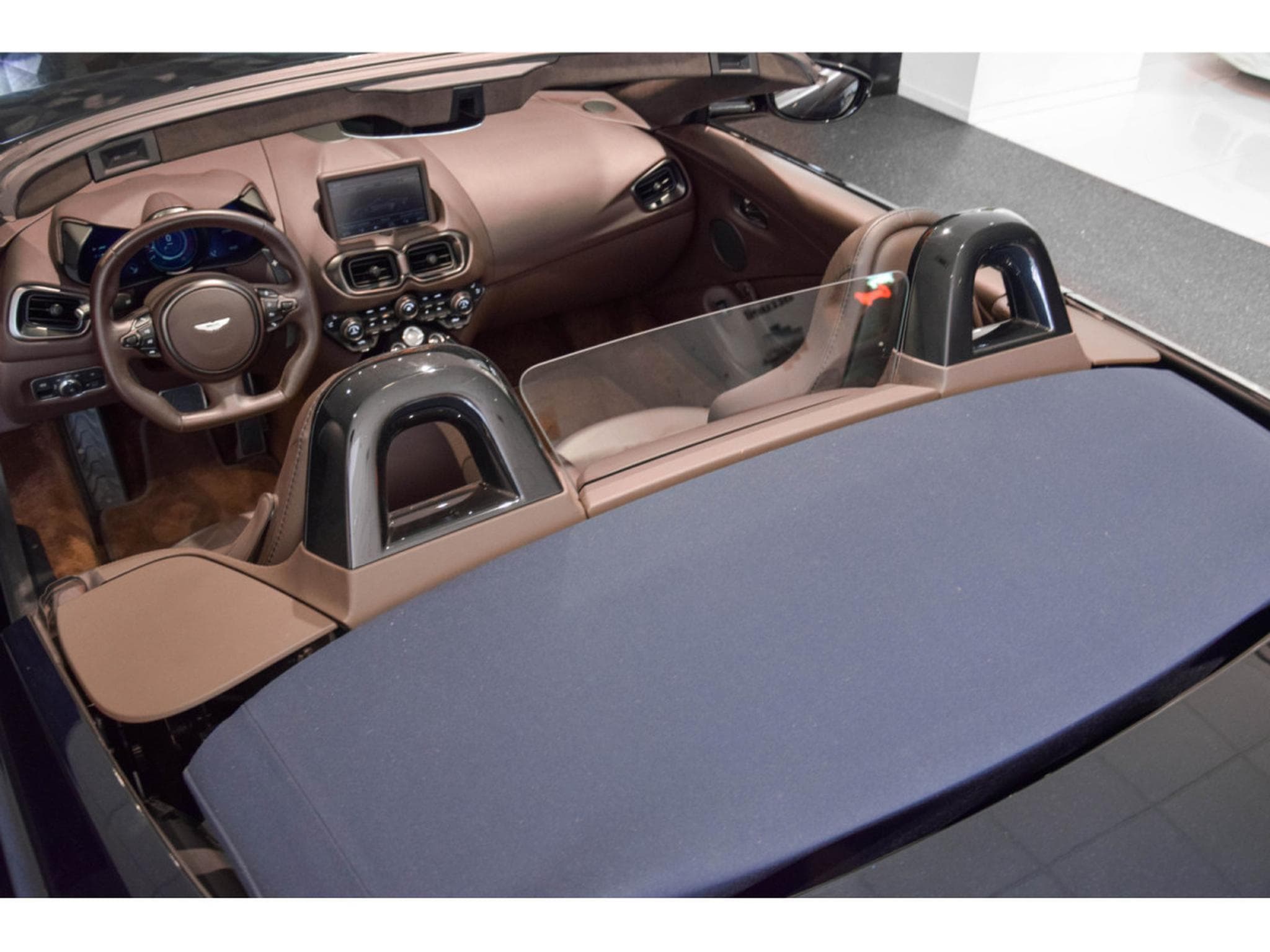 Aston-Martin V8 Vantage ROADSTER - Ultramarine Black (2022) - Photo 26