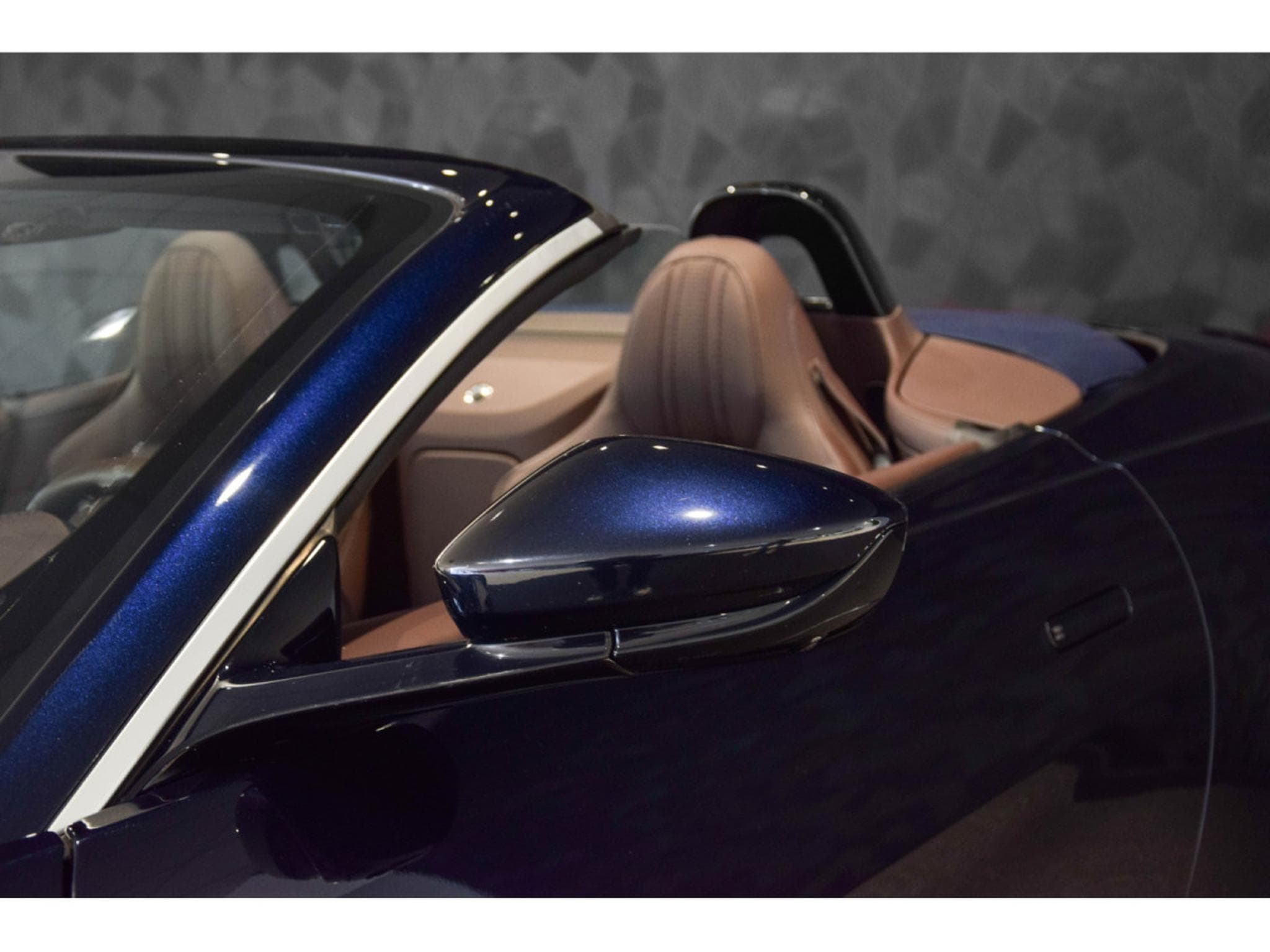 Aston-Martin V8 Vantage ROADSTER - Ultramarine Black (2022) - Photo 30