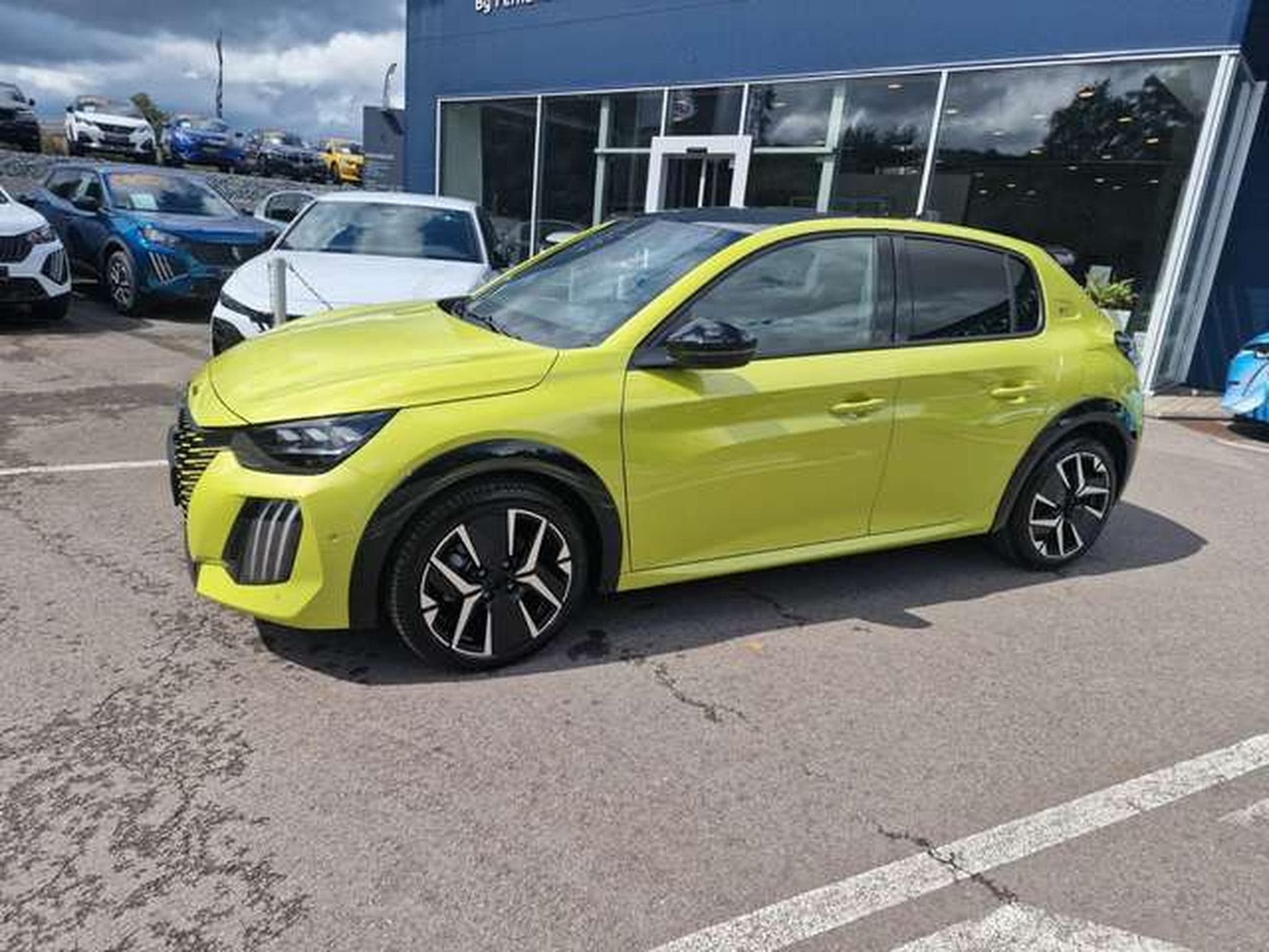 Peugeot 208 Hybrid 145 GT (2026) - Photo 1