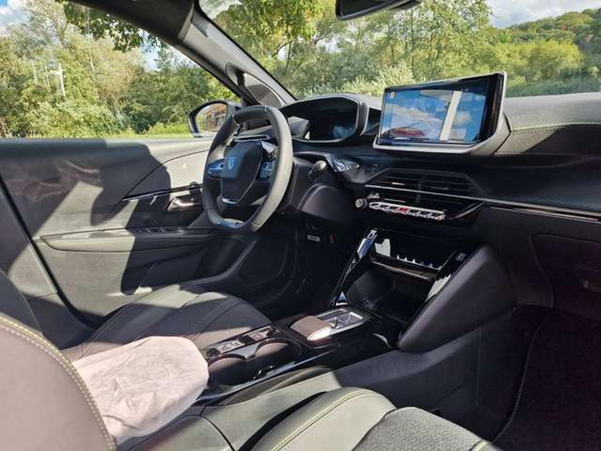 Peugeot 208 Hybrid 145 GT (2026) - Photo 8