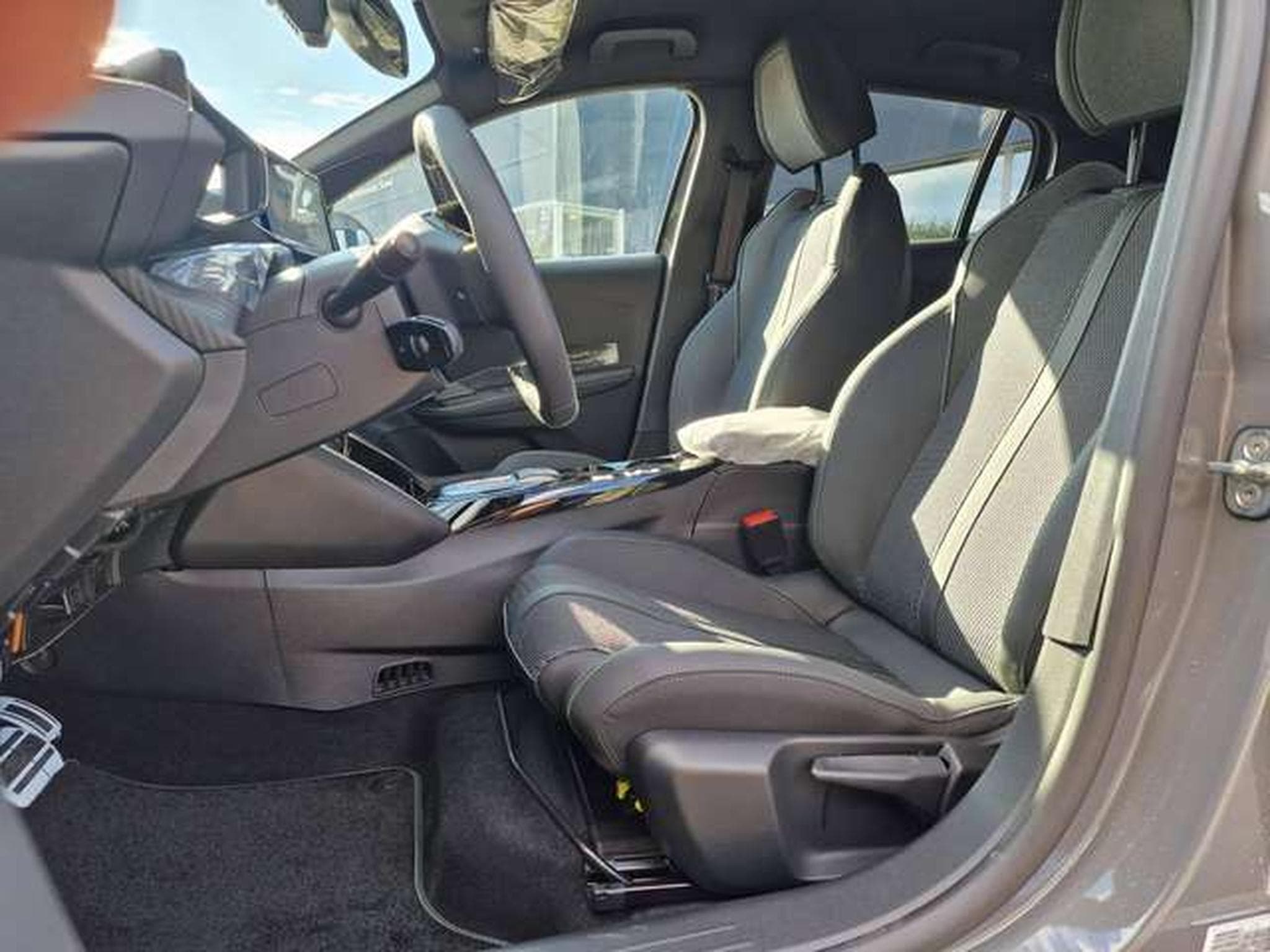 Peugeot 208 Hybrid 145 GT (2026) - Photo 11