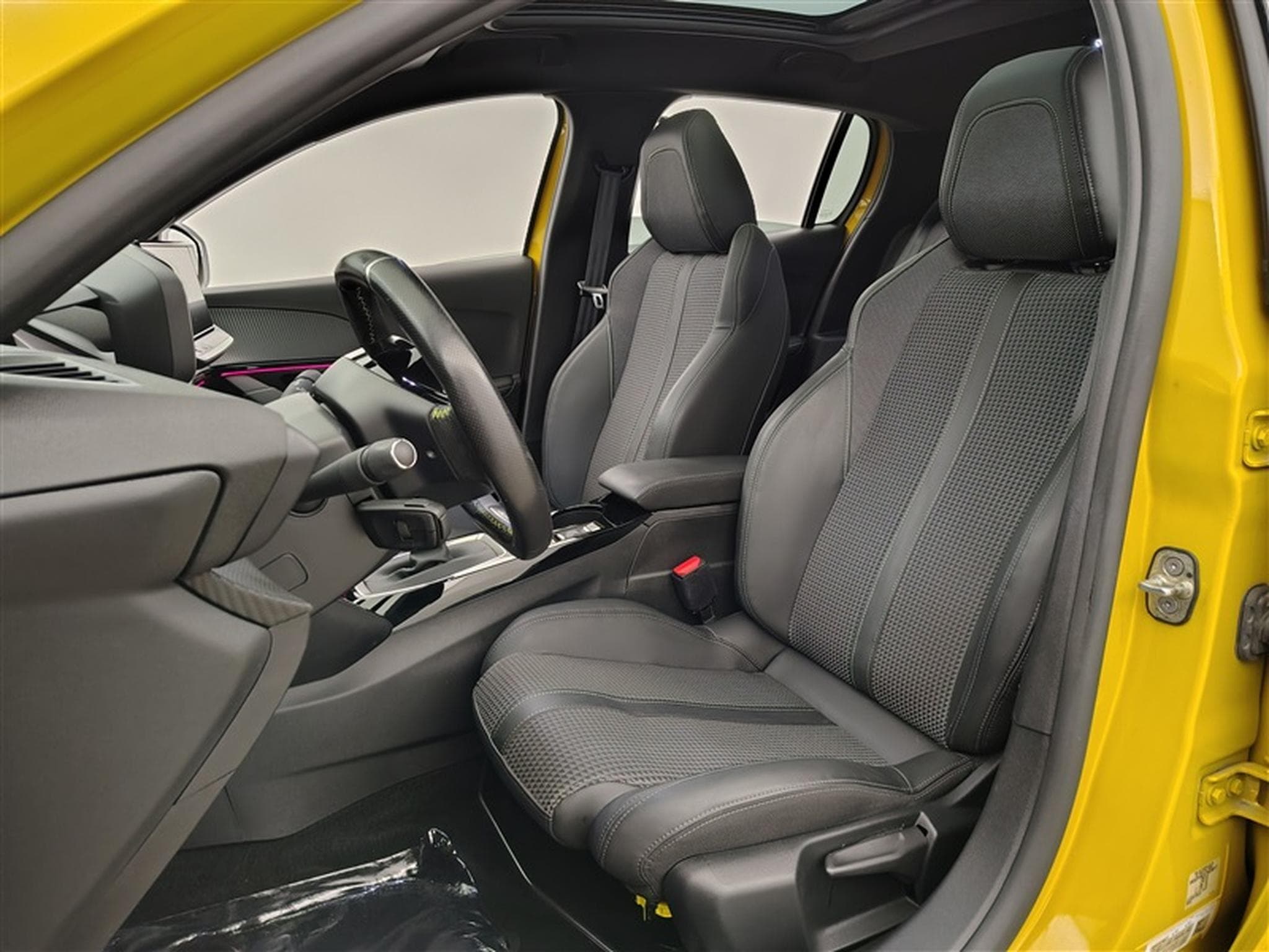 Peugeot 208 1.2i PureTech GT Line (EU6.4) (2023) - Photo 7