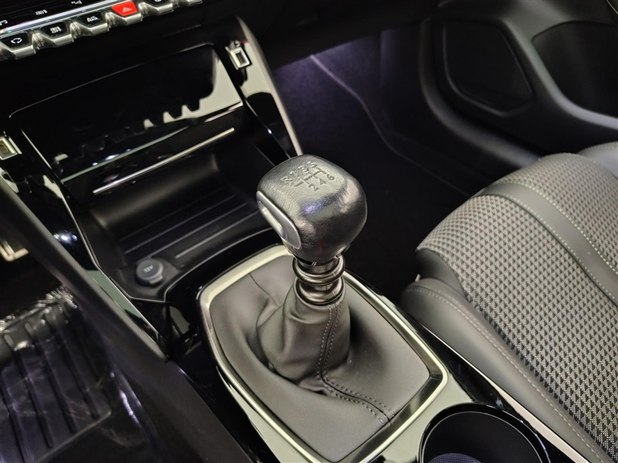 Peugeot 208 1.2i PureTech GT Line (EU6.4) (2023) - Photo 12