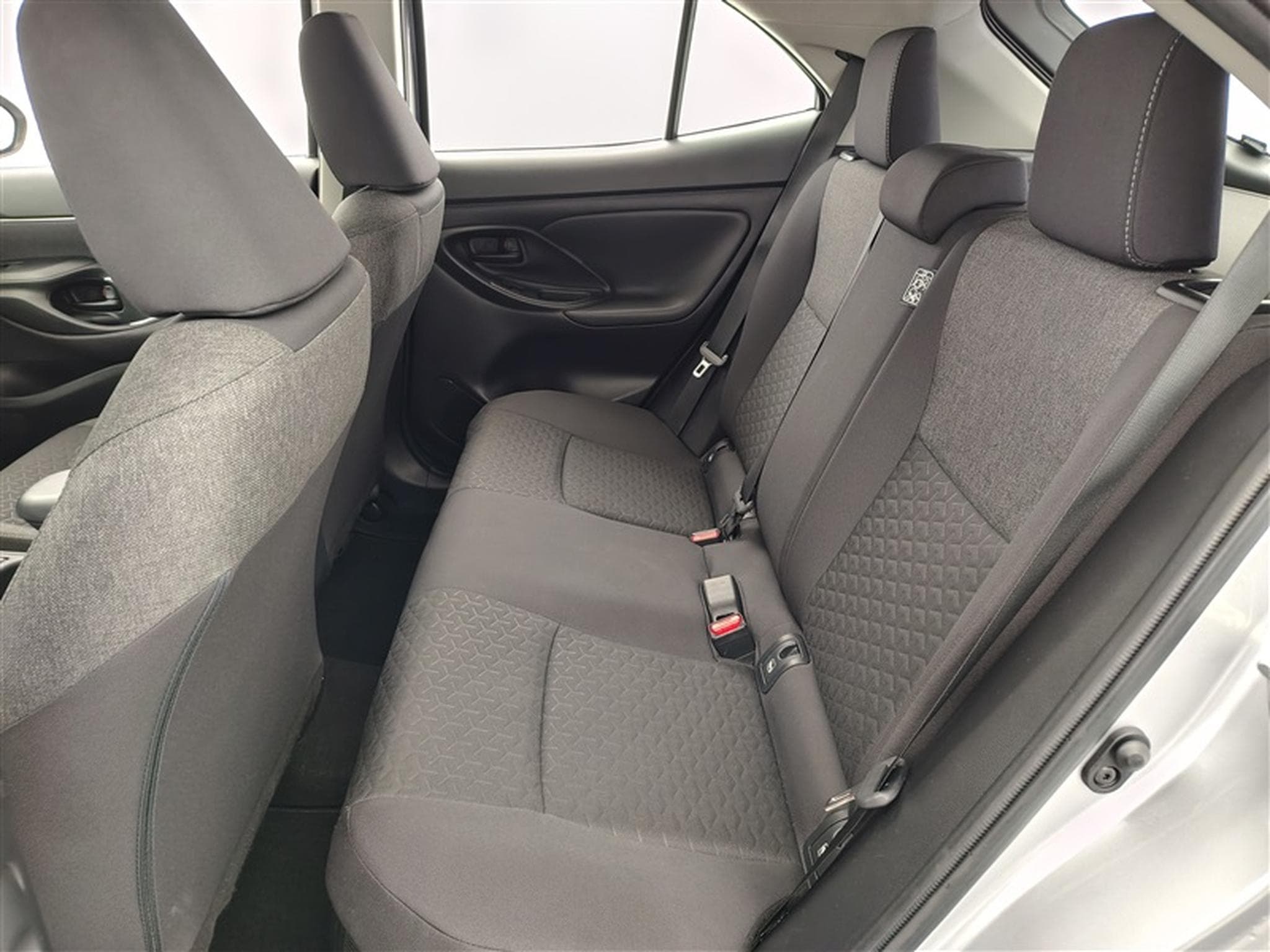 Toyota Yaris Cross 1.5i VVT-i Hybrid Dynamic E-CVT CARPLAY / CLIM (2024) - Photo 13