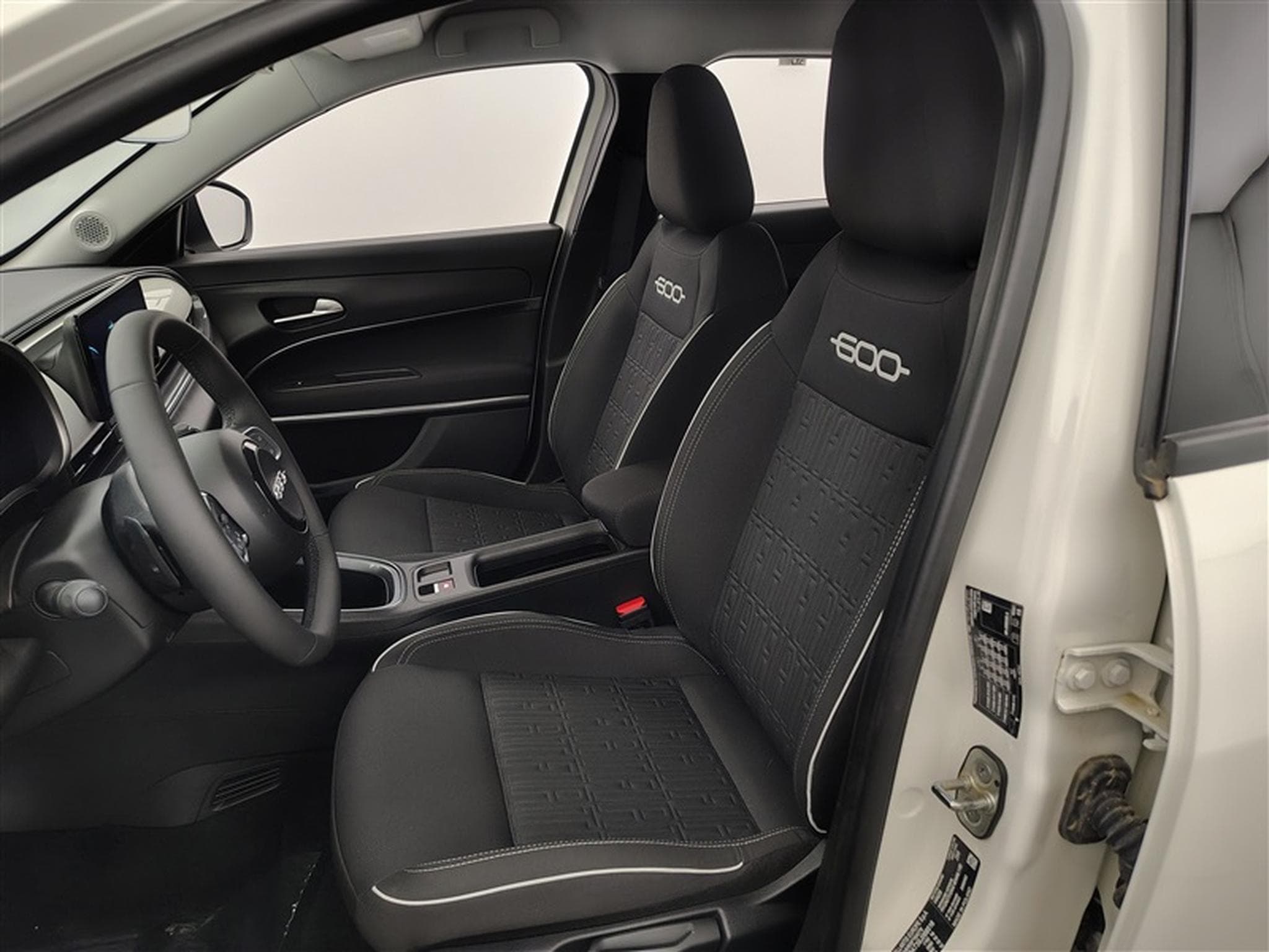 Fiat 600 1.2 Hybrid 136cv DCT Icone NAVI / FULL LED / KEYLESS / CAM (2025) - Photo 7