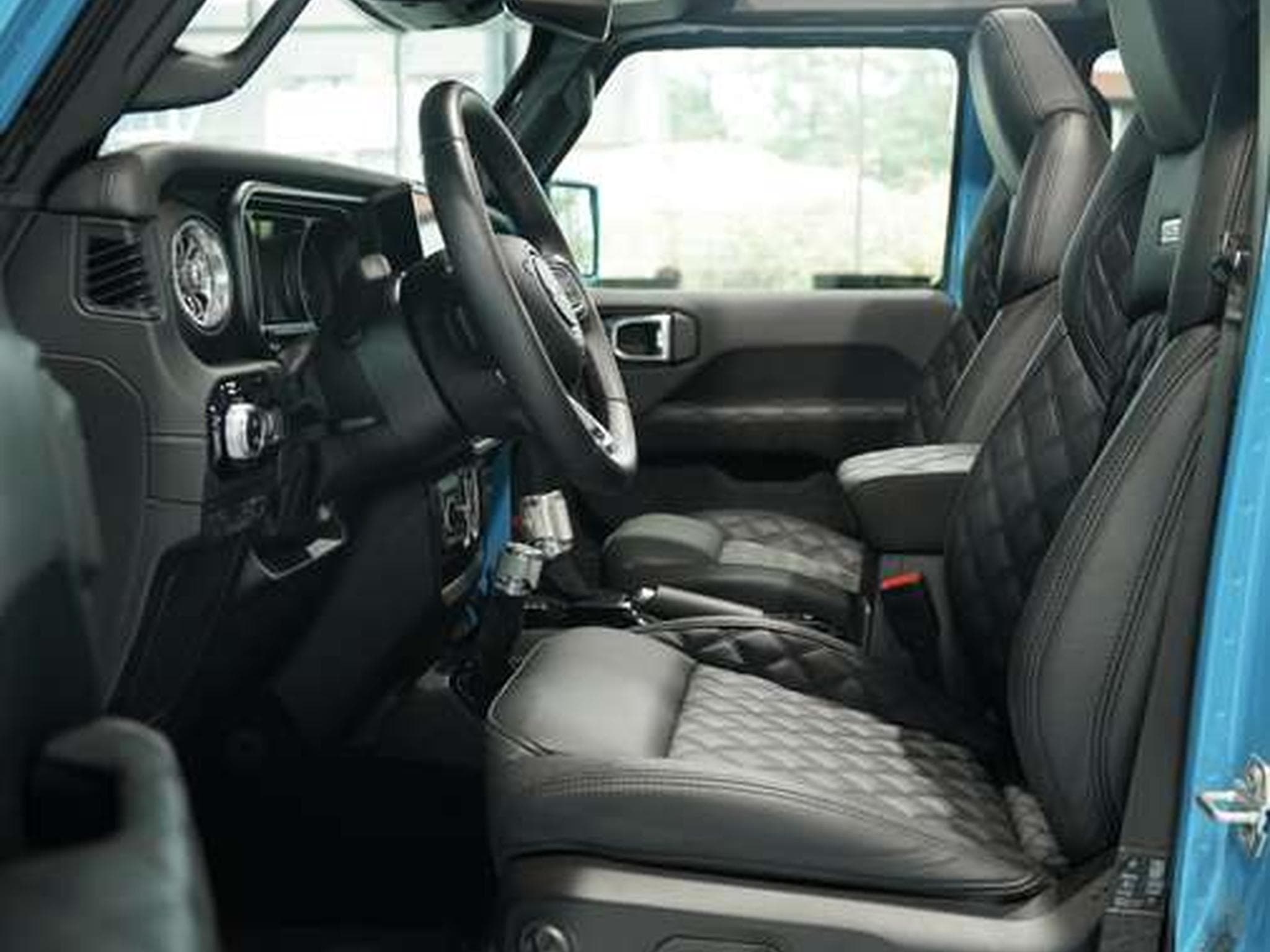Jeep Wrangler BRUTE 2.0 T-GDI Sahara *1.H *Sonderlack (2025) - Foto 30
