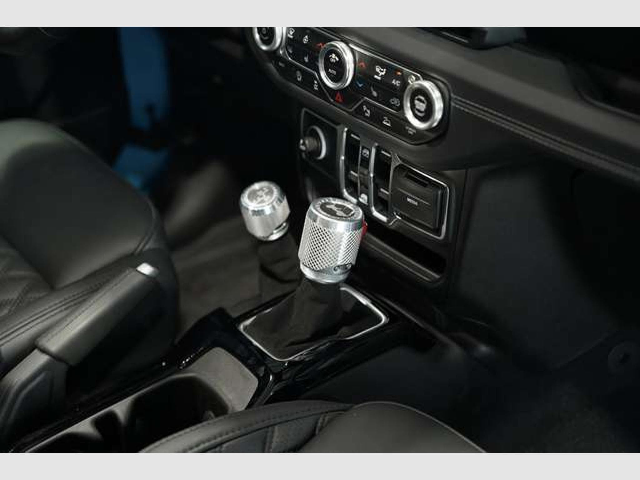Jeep Wrangler BRUTE 2.0 T-GDI Sahara *1.H *Sonderlack (2025) - Foto 27