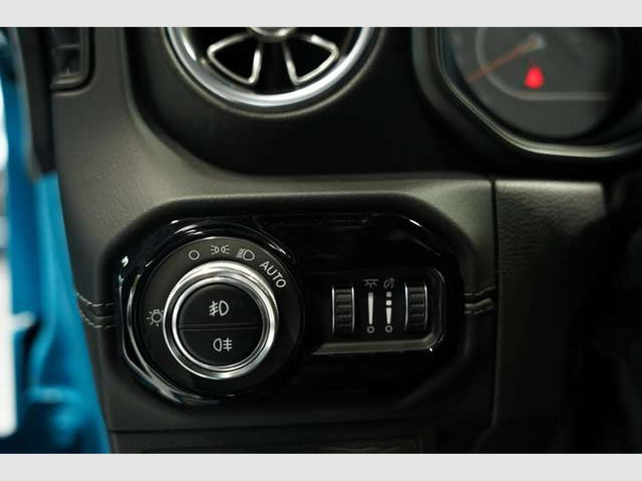 Jeep Wrangler BRUTE 2.0 T-GDI Sahara *1.H *Sonderlack (2025) - Foto 33