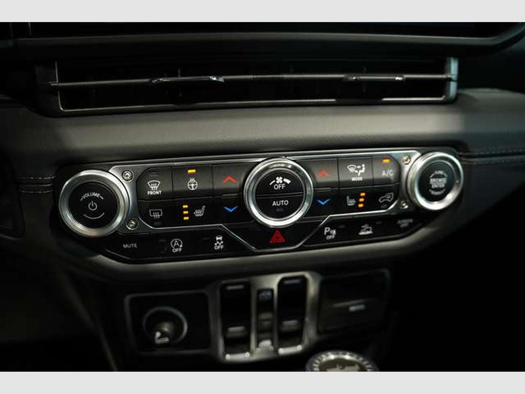 Jeep Wrangler BRUTE 2.0 T-GDI Sahara *1.H *Sonderlack (2025) - Foto 38