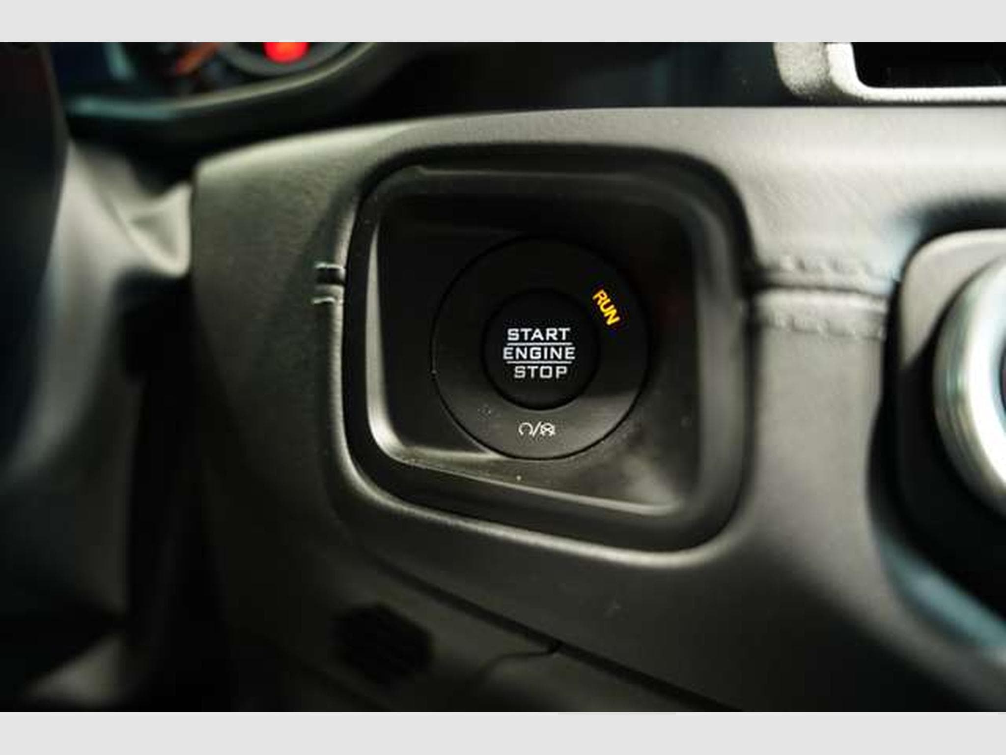 Jeep Wrangler BRUTE 2.0 T-GDI Sahara *1.H *Sonderlack (2025) - Foto 44