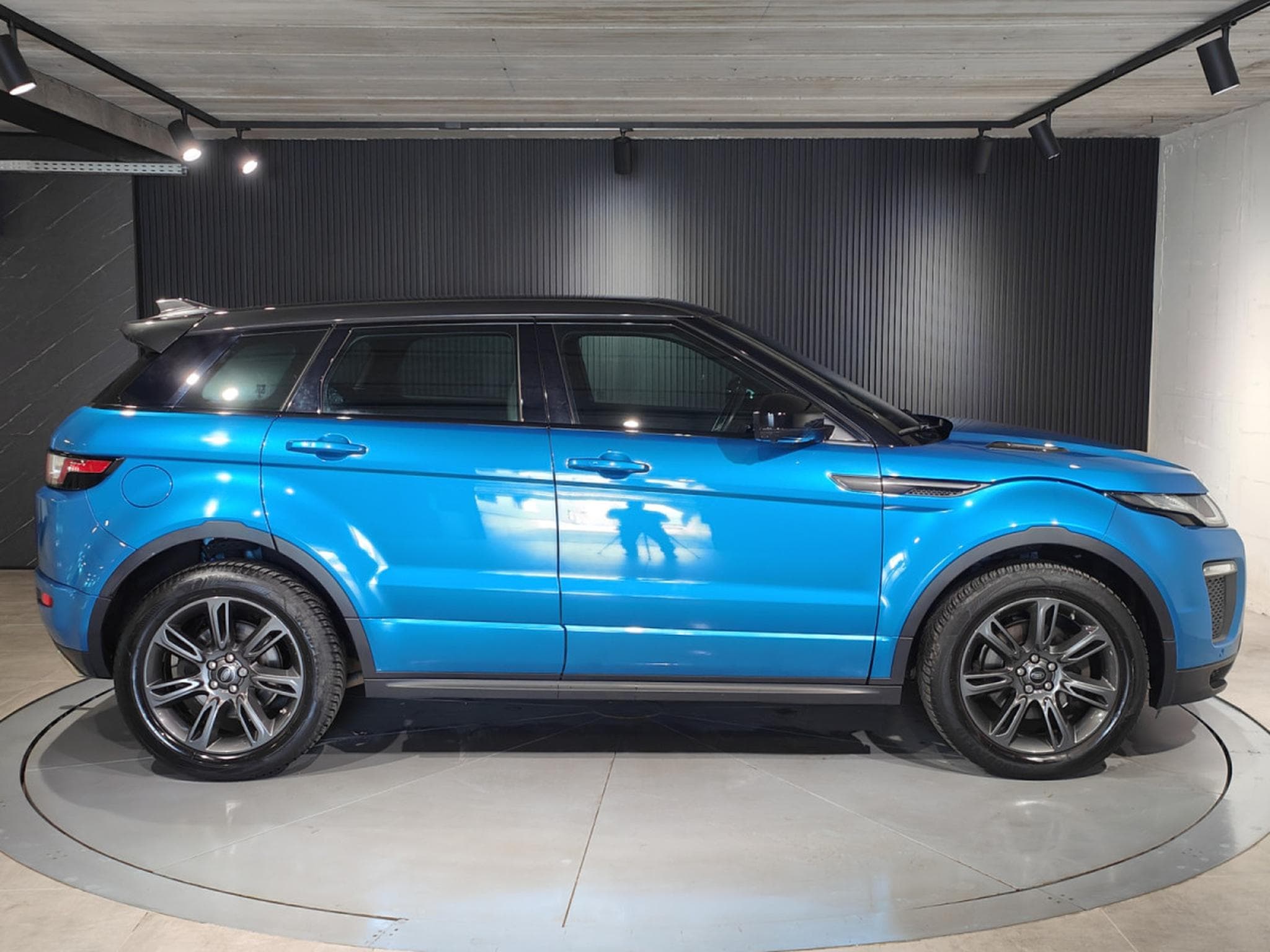 Land-Rover Range Rover Evoque 2.0 TD4 AWD CARPLAY GPS TOIT PANO CAMERA (2018) - Photo 2