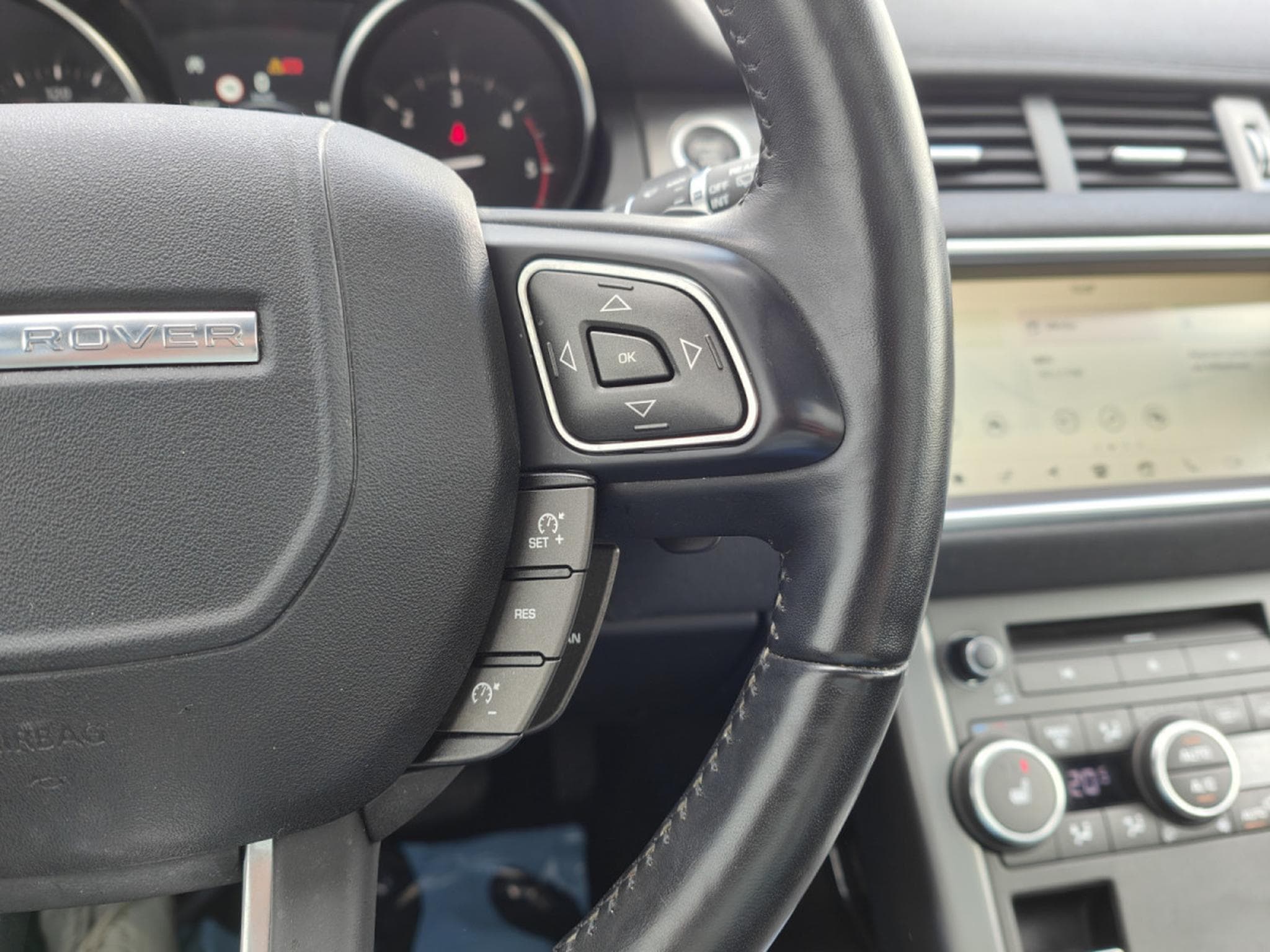Land-Rover Range Rover Evoque 2.0 TD4 AWD CARPLAY GPS TOIT PANO CAMERA (2018) - Photo 24