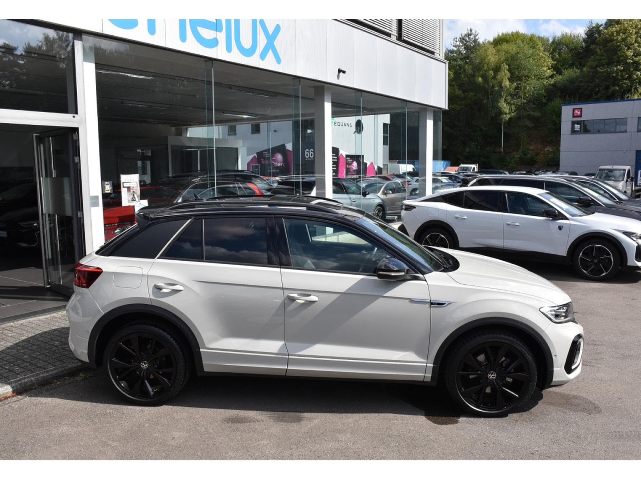 VW T-Roc 1.5 TSI R-Line DSG PANO TRAVEL SIDE CAM PARK ATT RMQ 1° MAIN (2024) - Foto 3