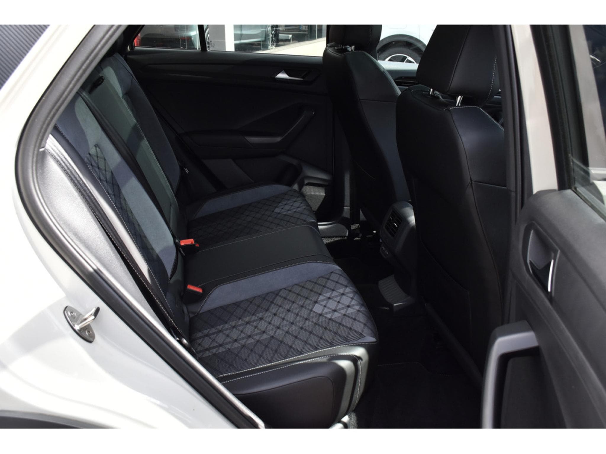 VW T-Roc 1.5 TSI R-Line DSG PANO TRAVEL SIDE CAM PARK ATT RMQ 1° MAIN (2024) - Foto 8