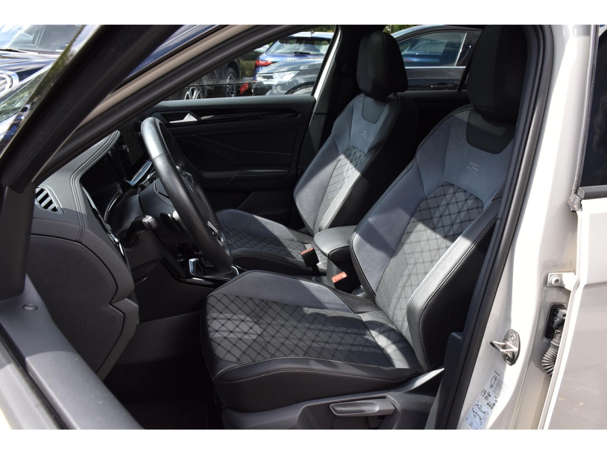 VW T-Roc 1.5 TSI R-Line DSG PANO TRAVEL SIDE CAM PARK ATT RMQ 1° MAIN (2024) - Foto 6