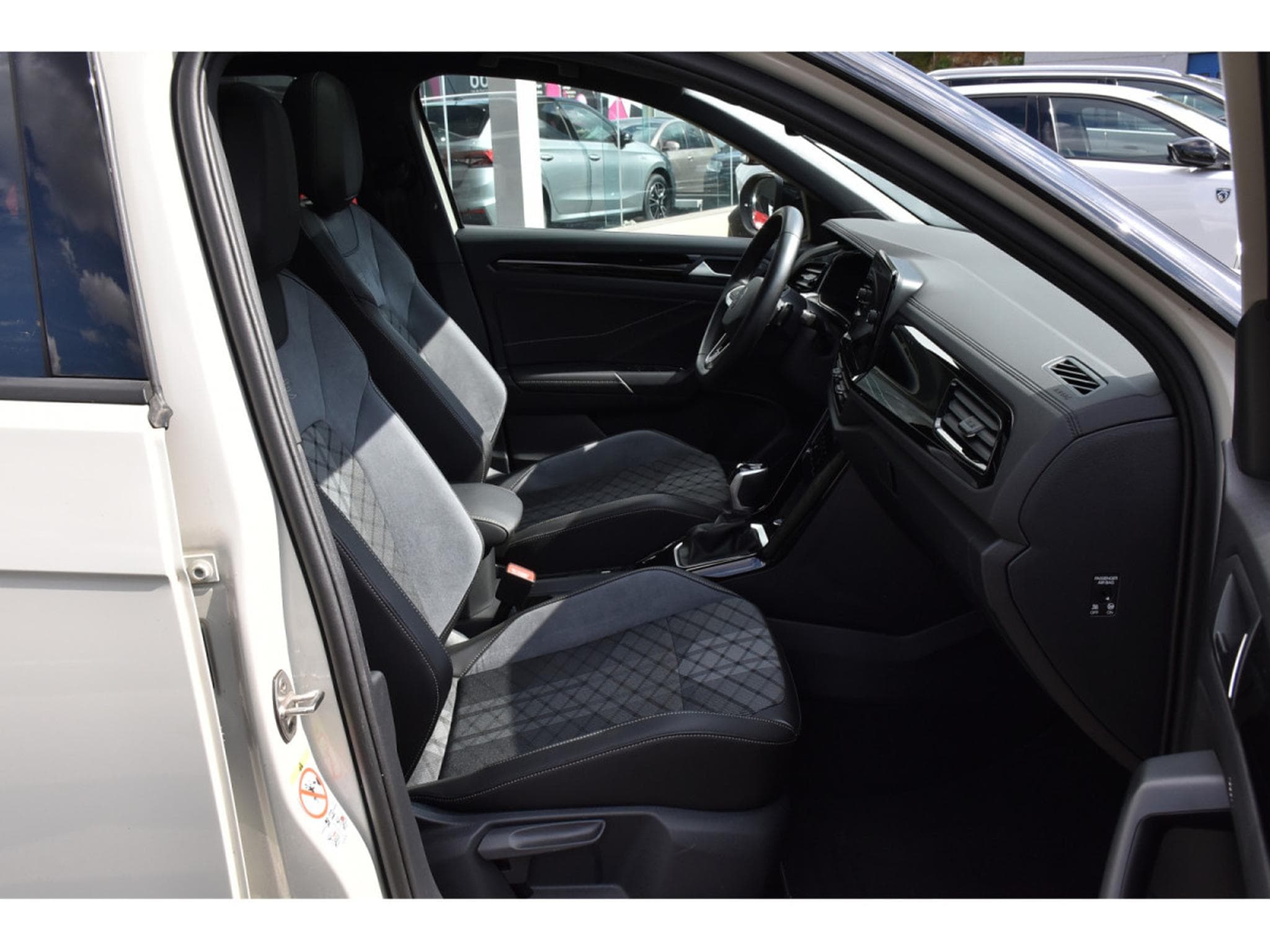 VW T-Roc 1.5 TSI R-Line DSG PANO TRAVEL SIDE CAM PARK ATT RMQ 1° MAIN (2024) - Foto 7
