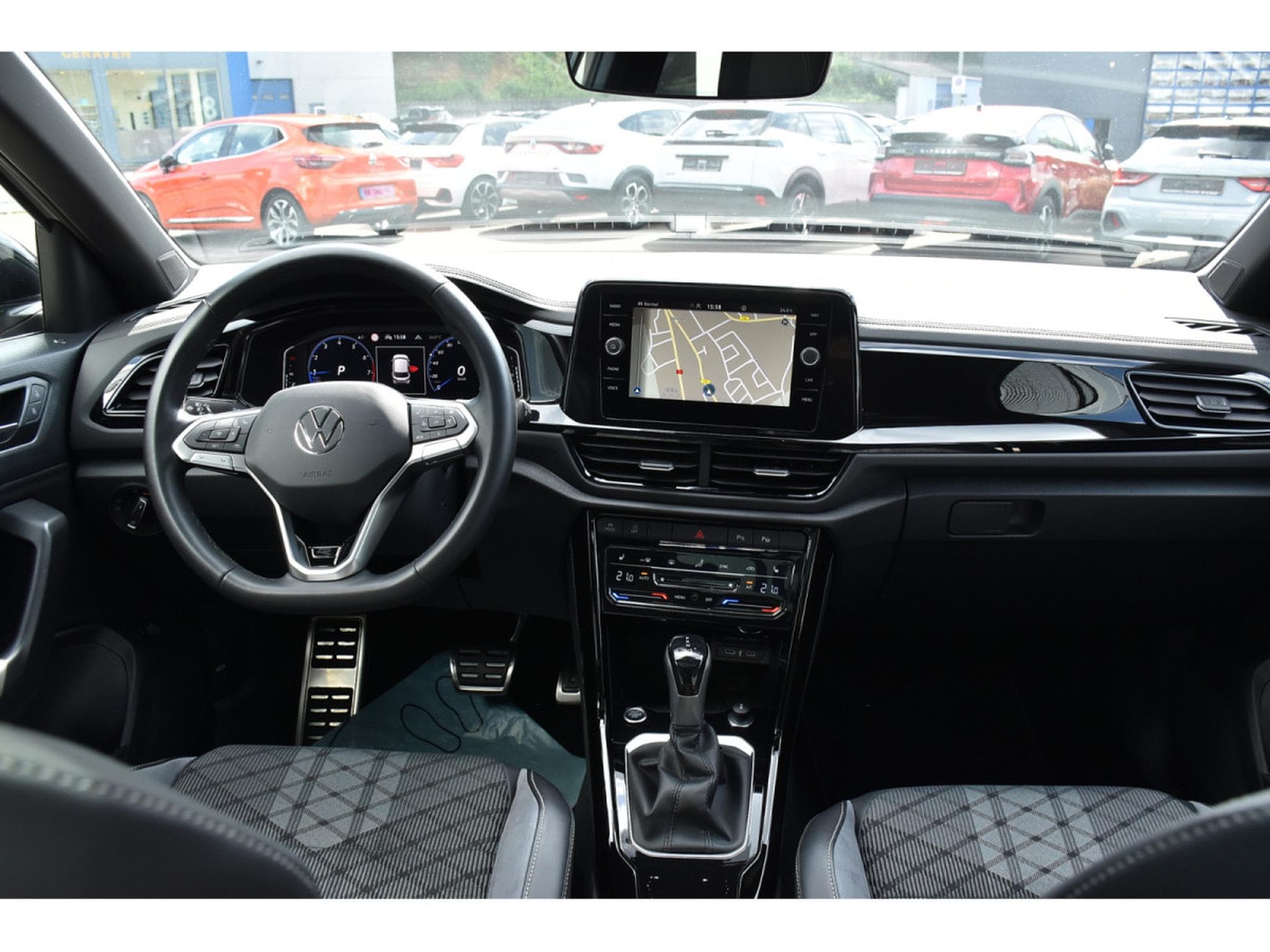 VW T-Roc 1.5 TSI R-Line DSG PANO TRAVEL SIDE CAM PARK ATT RMQ 1° MAIN (2024) - Foto 10