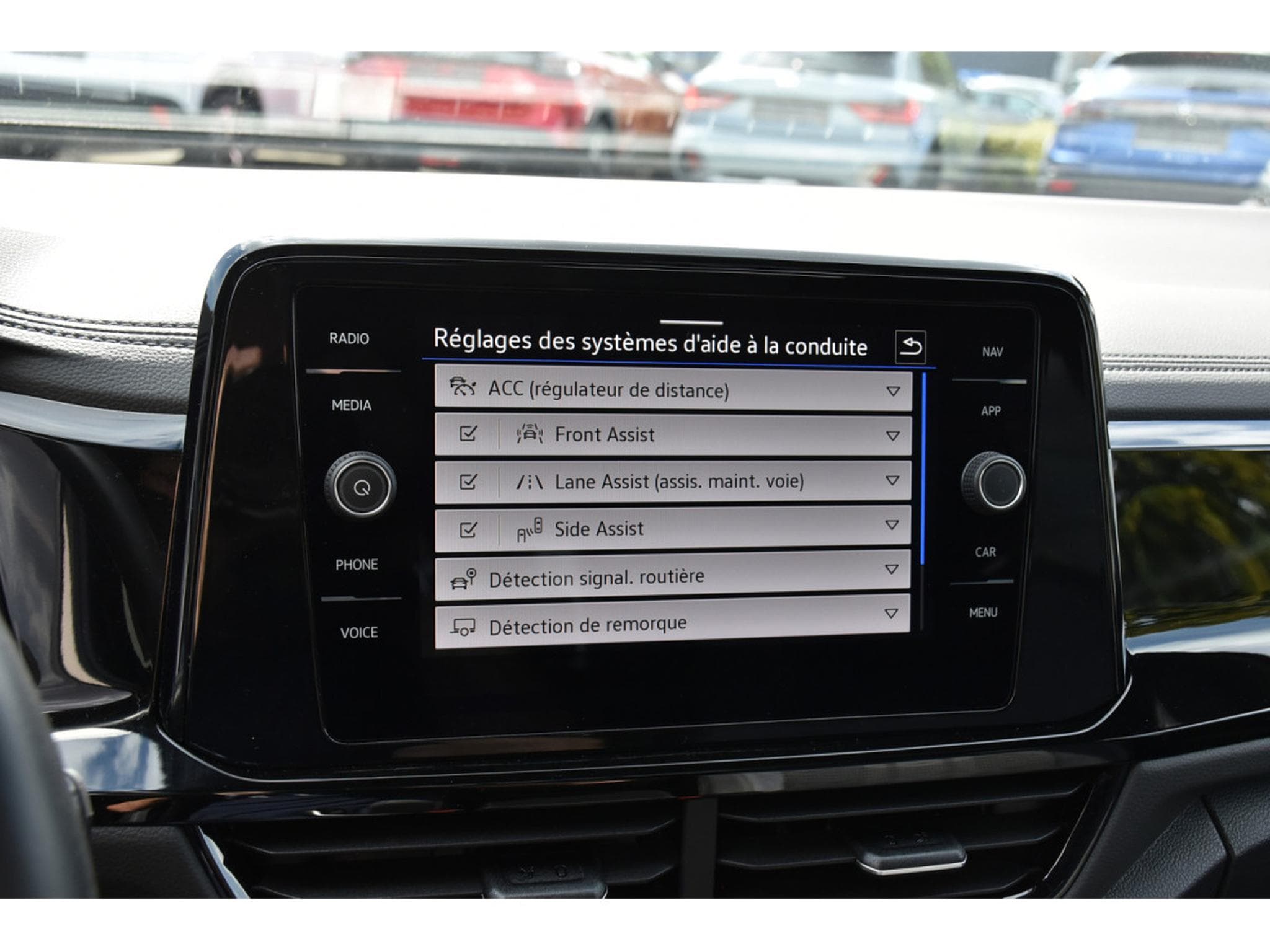 VW T-Roc 1.5 TSI R-Line DSG PANO TRAVEL SIDE CAM PARK ATT RMQ 1° MAIN (2024) - Foto 12