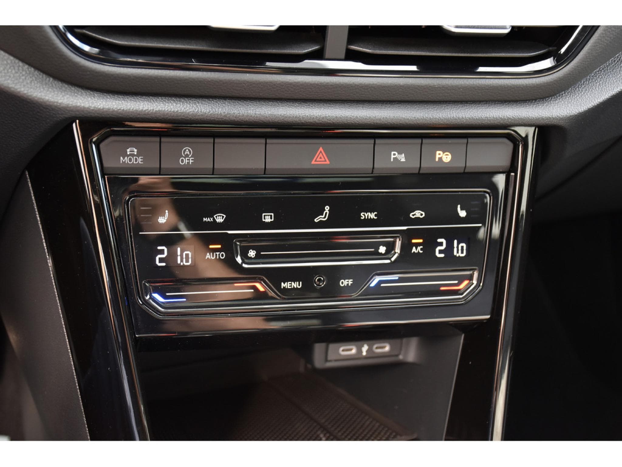 VW T-Roc 1.5 TSI R-Line DSG PANO TRAVEL SIDE CAM PARK ATT RMQ 1° MAIN (2024) - Foto 18