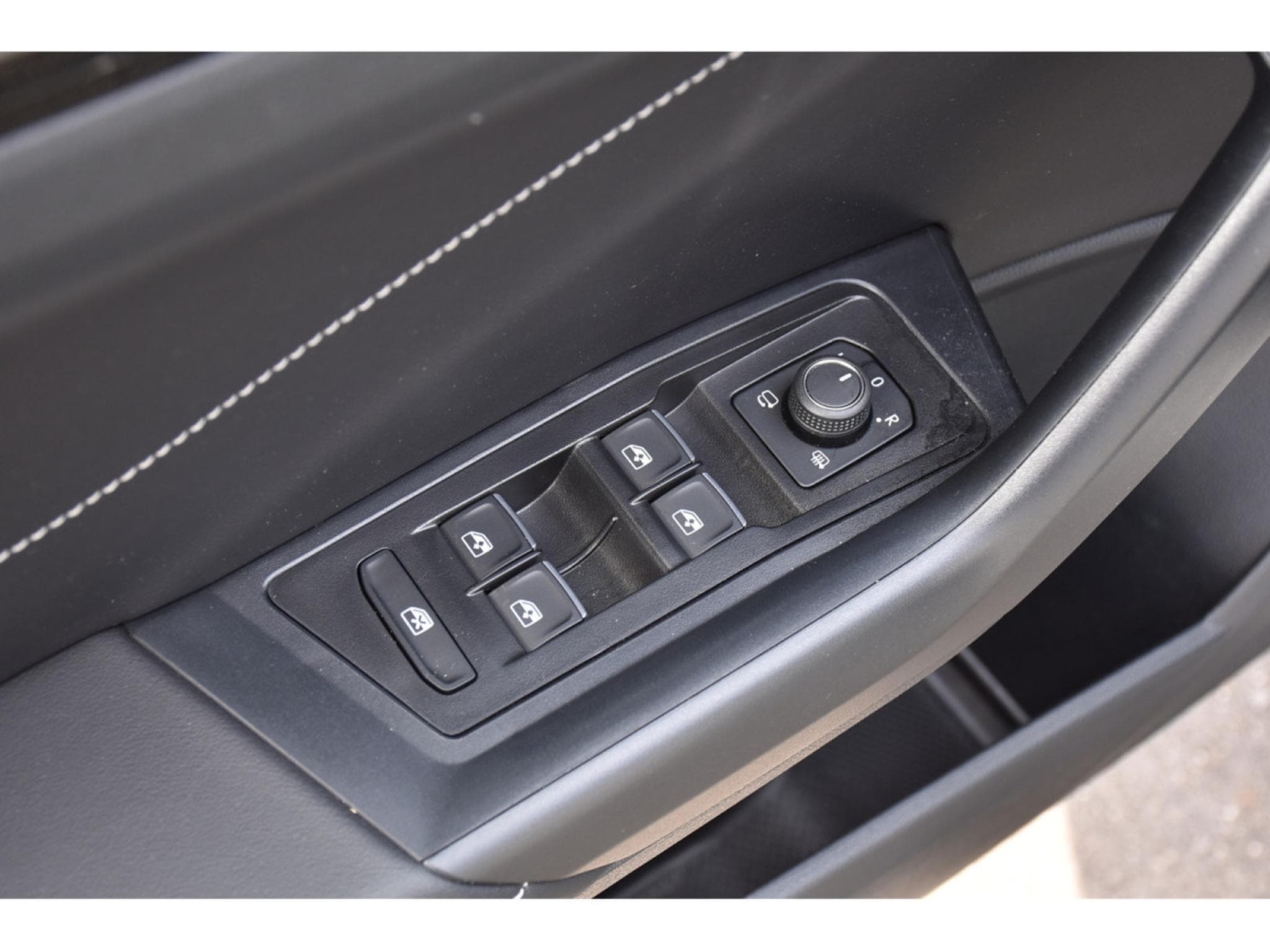 VW T-Roc 1.5 TSI R-Line DSG PANO TRAVEL SIDE CAM PARK ATT RMQ 1° MAIN (2024) - Foto 21
