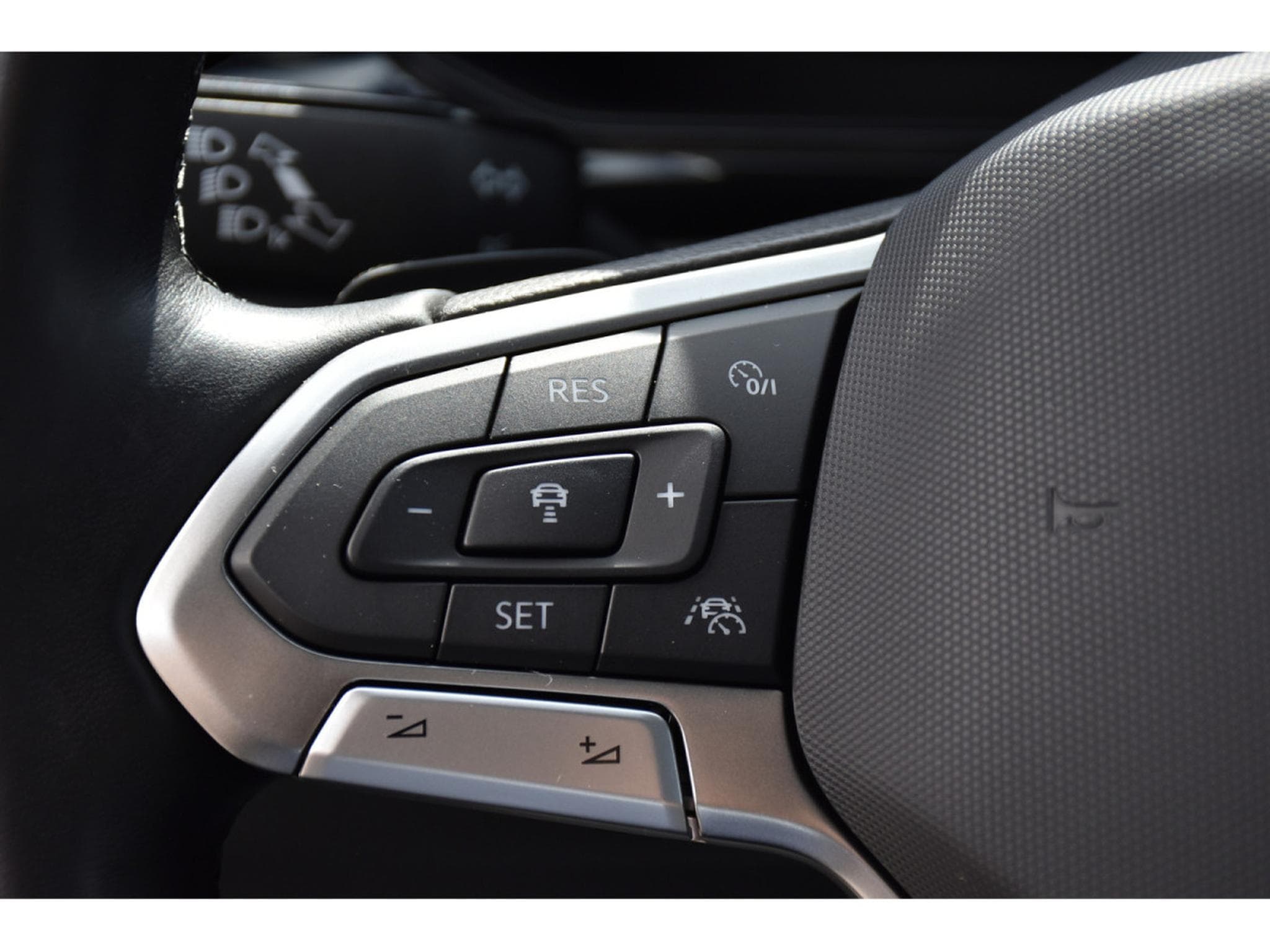 VW T-Roc 1.5 TSI R-Line DSG PANO TRAVEL SIDE CAM PARK ATT RMQ 1° MAIN (2024) - Foto 20
