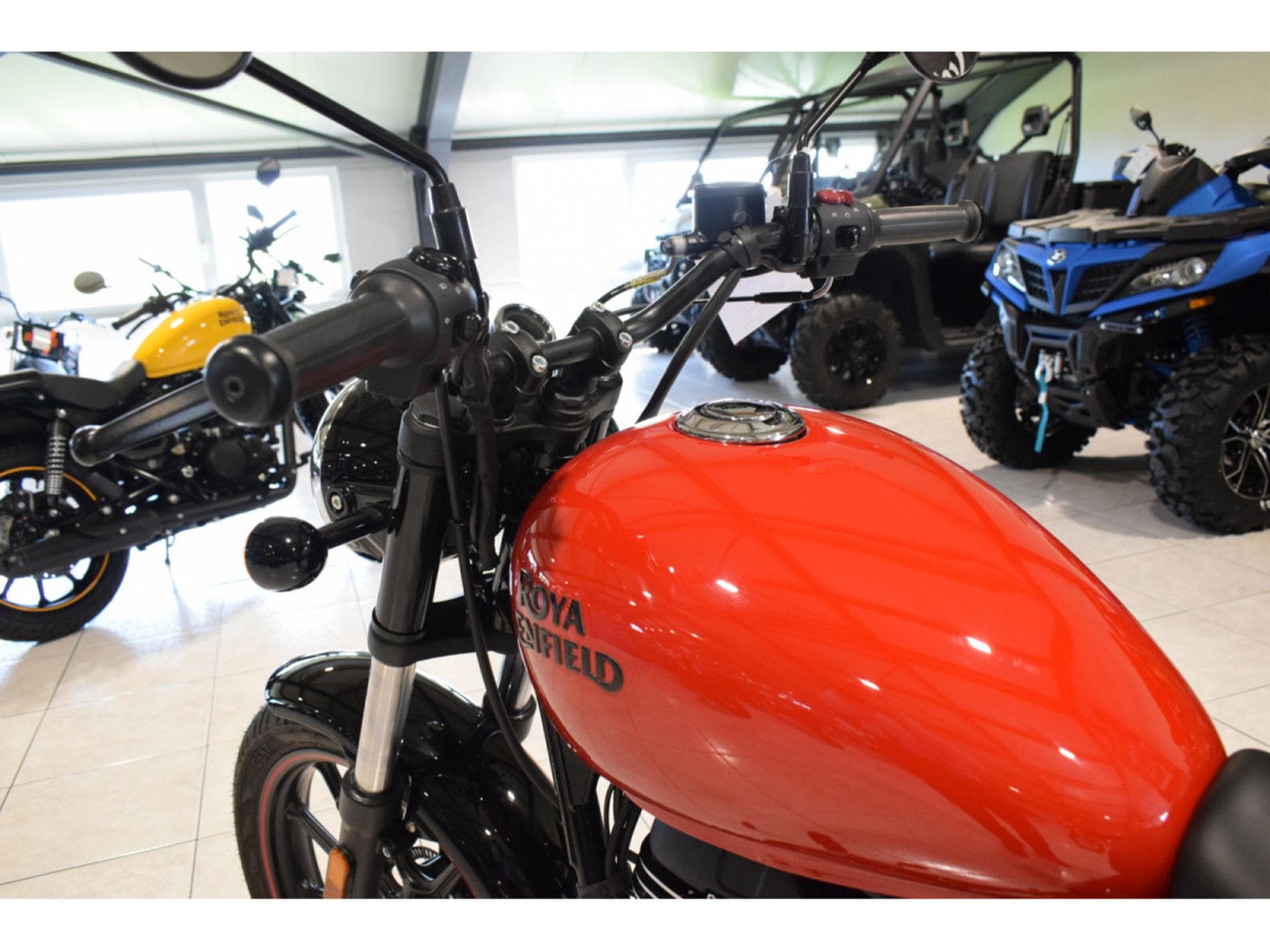 Royal Enfield Meteor FIREBALL RED (2026) - Photo 5