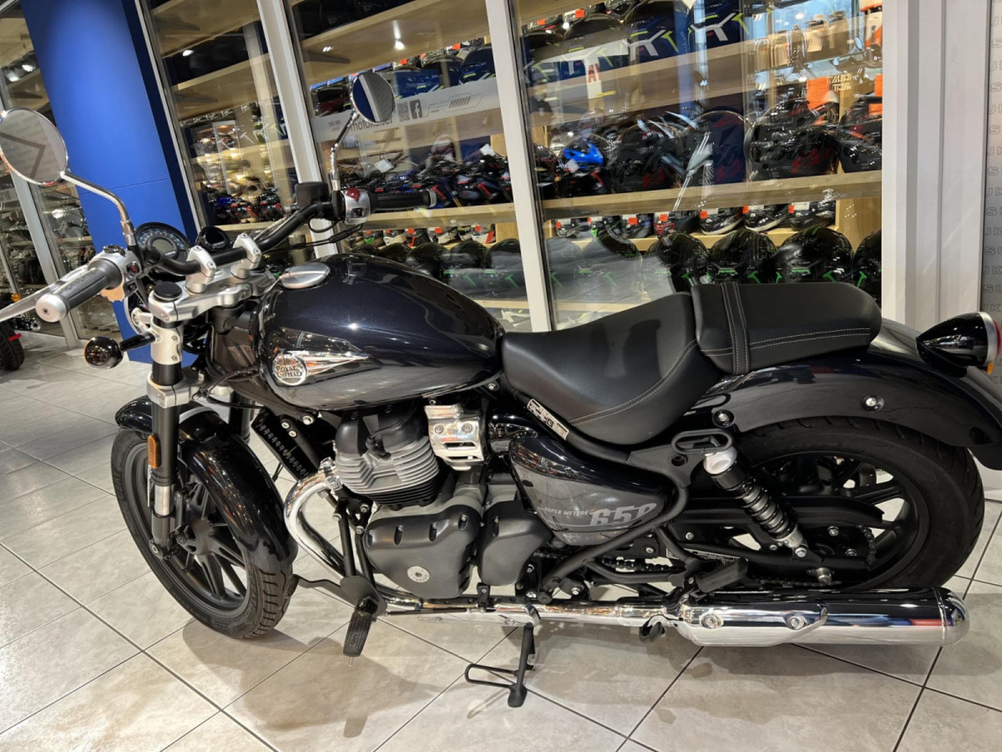 Royal Enfield Meteor Noir Astral (2026) - Photo 4