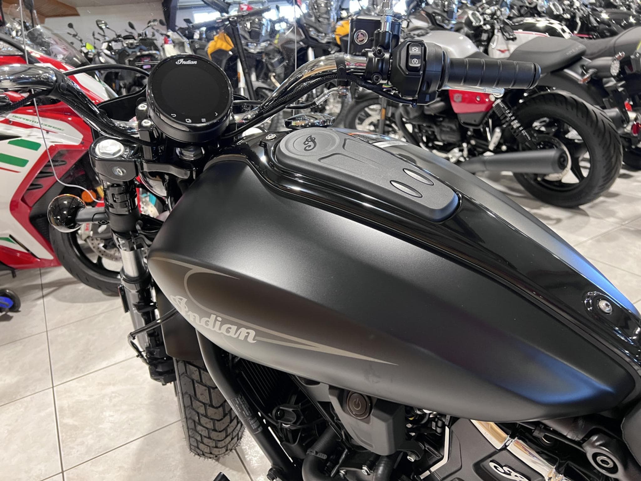 Indian Super Scout 1250 Ltd + Tech Black Smoke w/ graphics (2026) - Foto 6