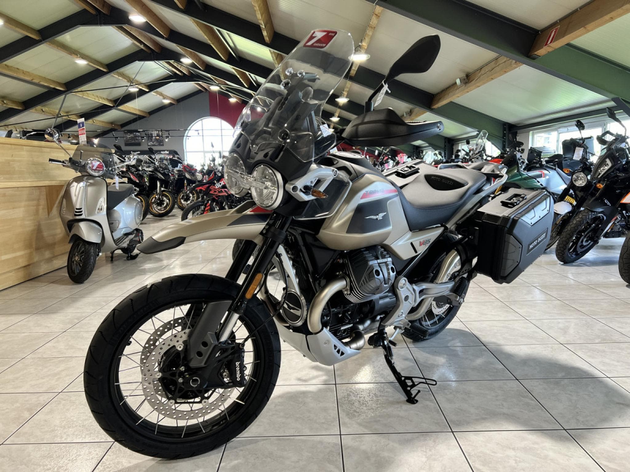 Moto Guzzi V85 TT TRAVEL (2026) - Photo 2