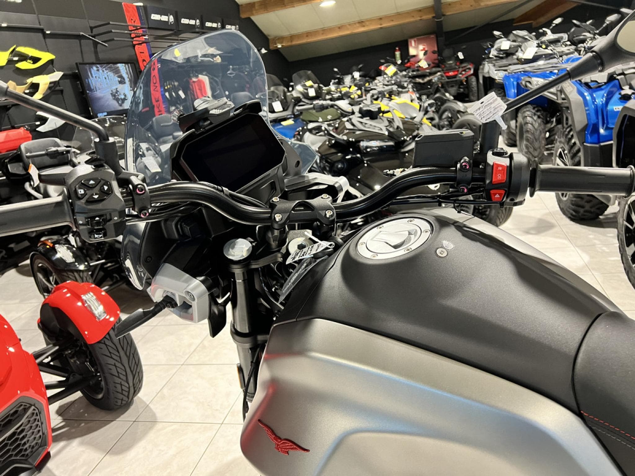 Moto Guzzi V85 TT  Strada (2026) - Photo 6