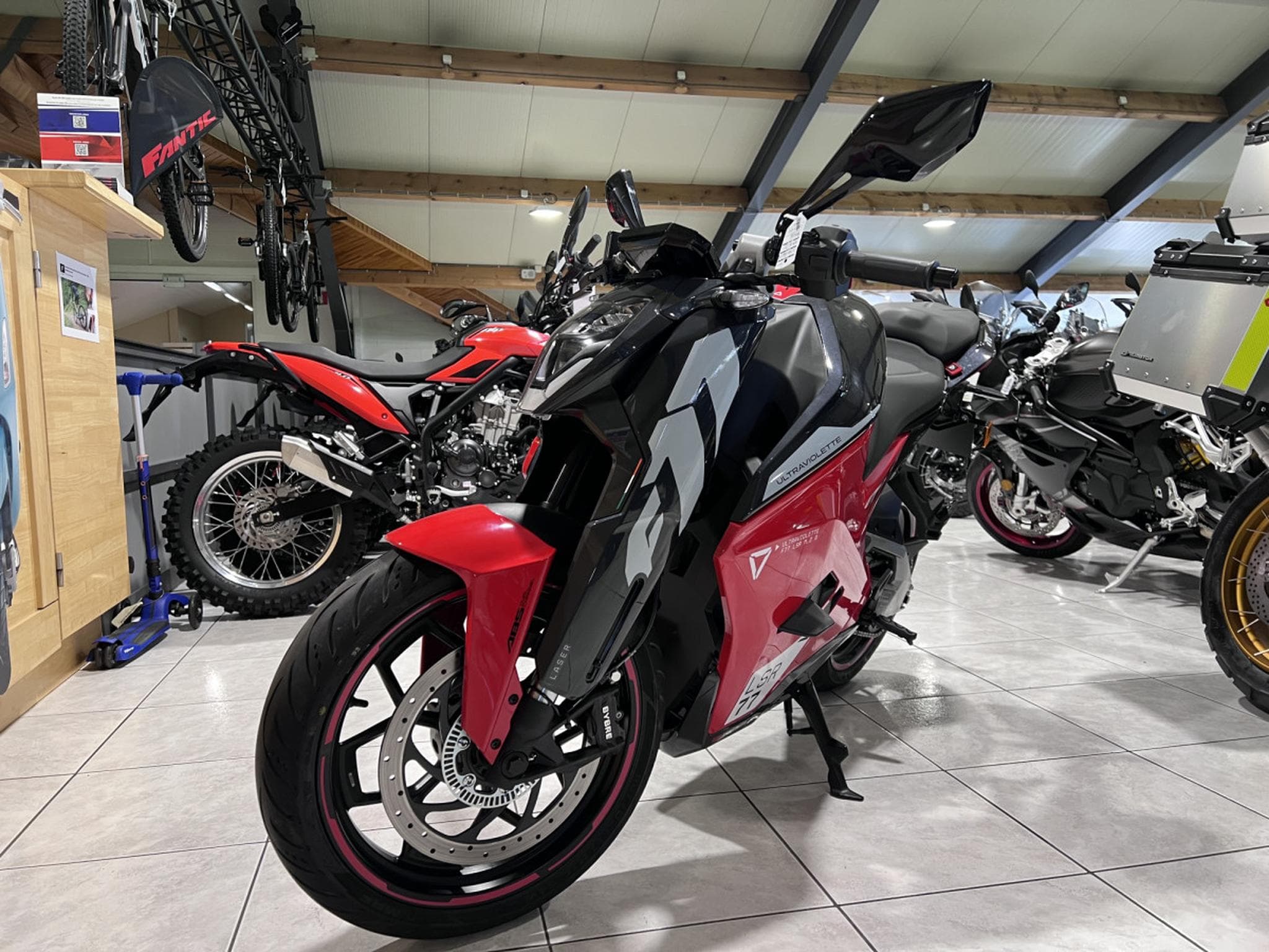Ultraviolette F77 Mach 2 Recon Turbo Red (2026) - Photo 2