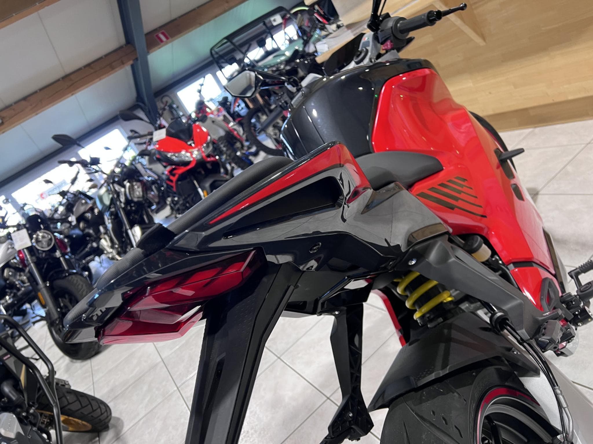Ultraviolette F77 Mach 2 Recon Turbo Red (2026) - Photo 5