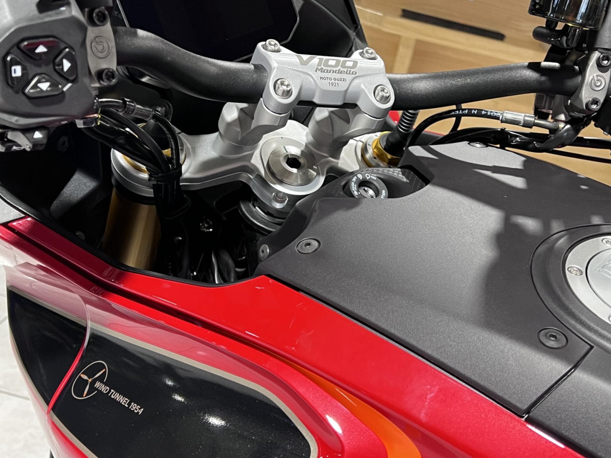 Moto Guzzi V100 S Mandello Wind Tunnel (2026) - Photo 7