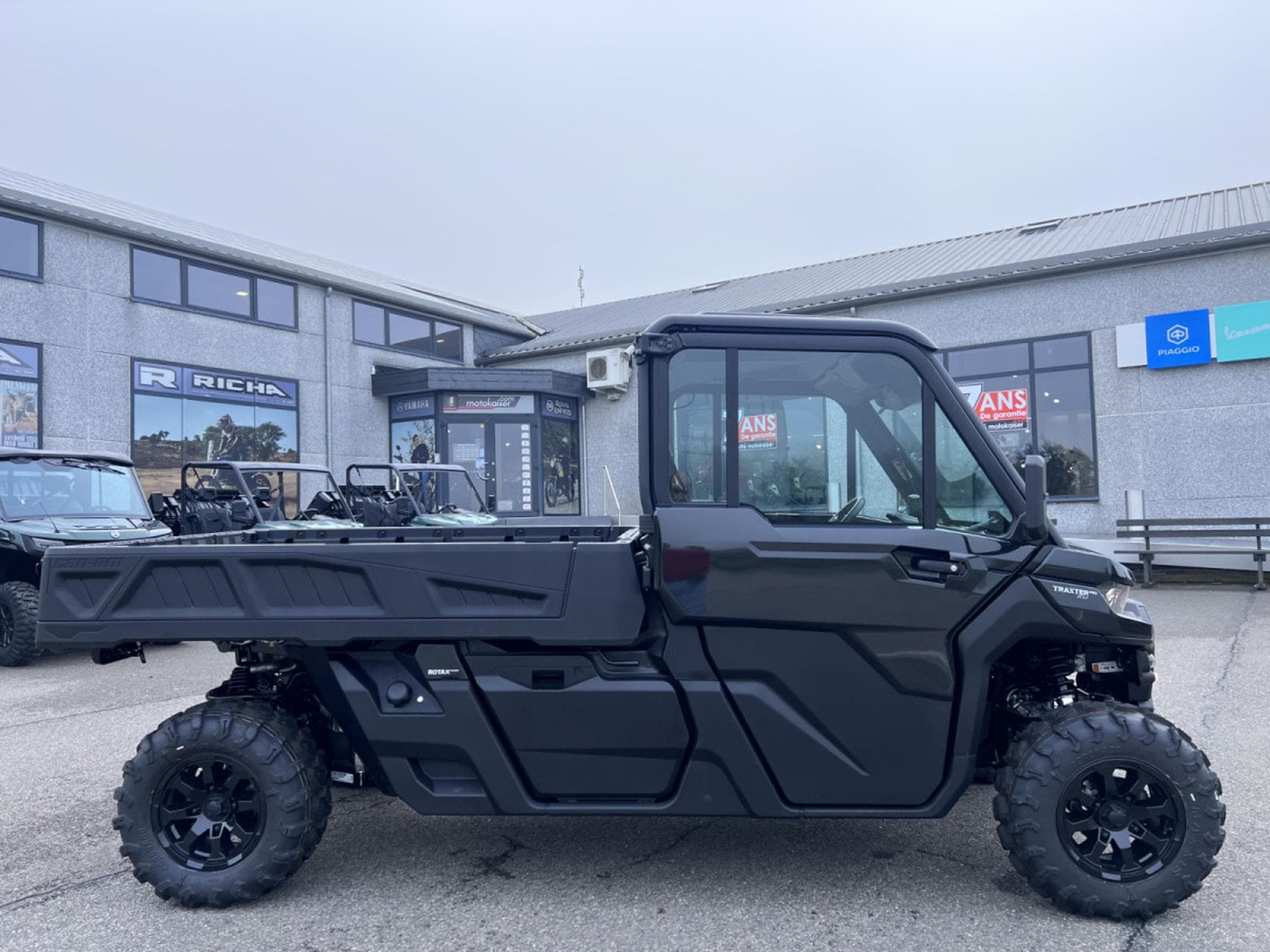 BRP Can-Am Traxter MY25 PRO DPS HD10 T1b + 60km/h noir  Cabine Luxe inclus. (2026) - Photo 1