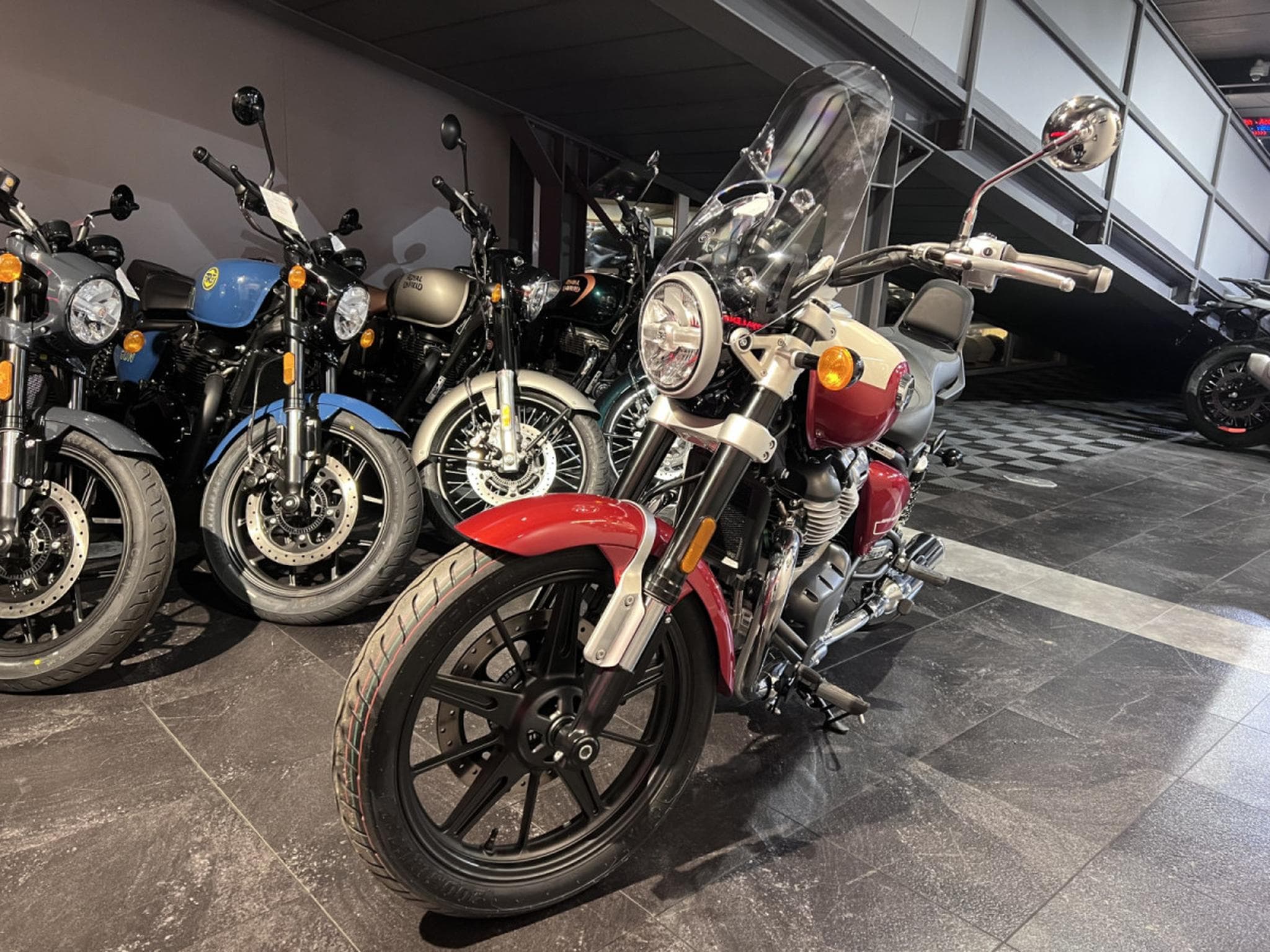 Royal Enfield Meteor Rouge Celestial (2026) - Photo 2