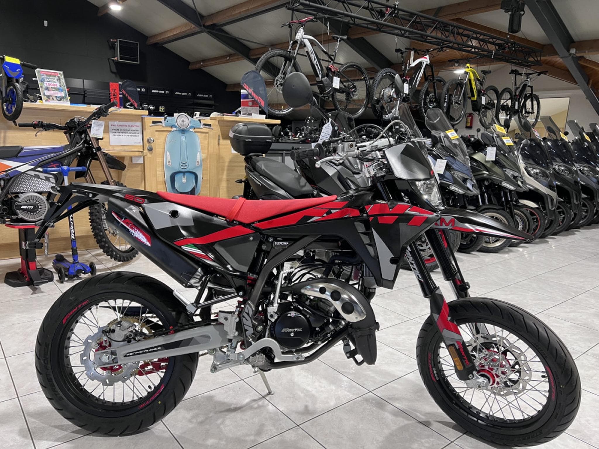 Fantic Motard PERFORMANCE 2T (2026) - Photo 1