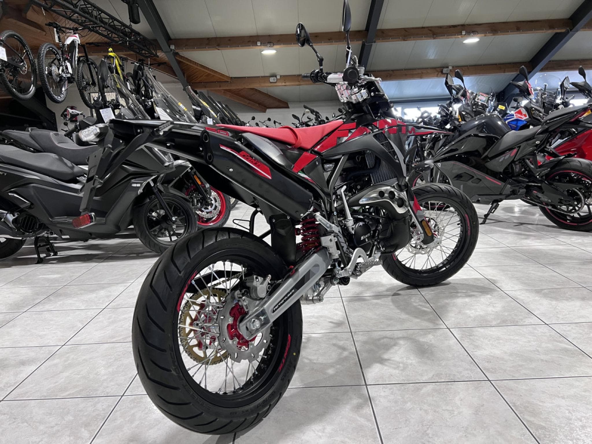 Fantic Motard PERFORMANCE 2T (2026) - Photo 3