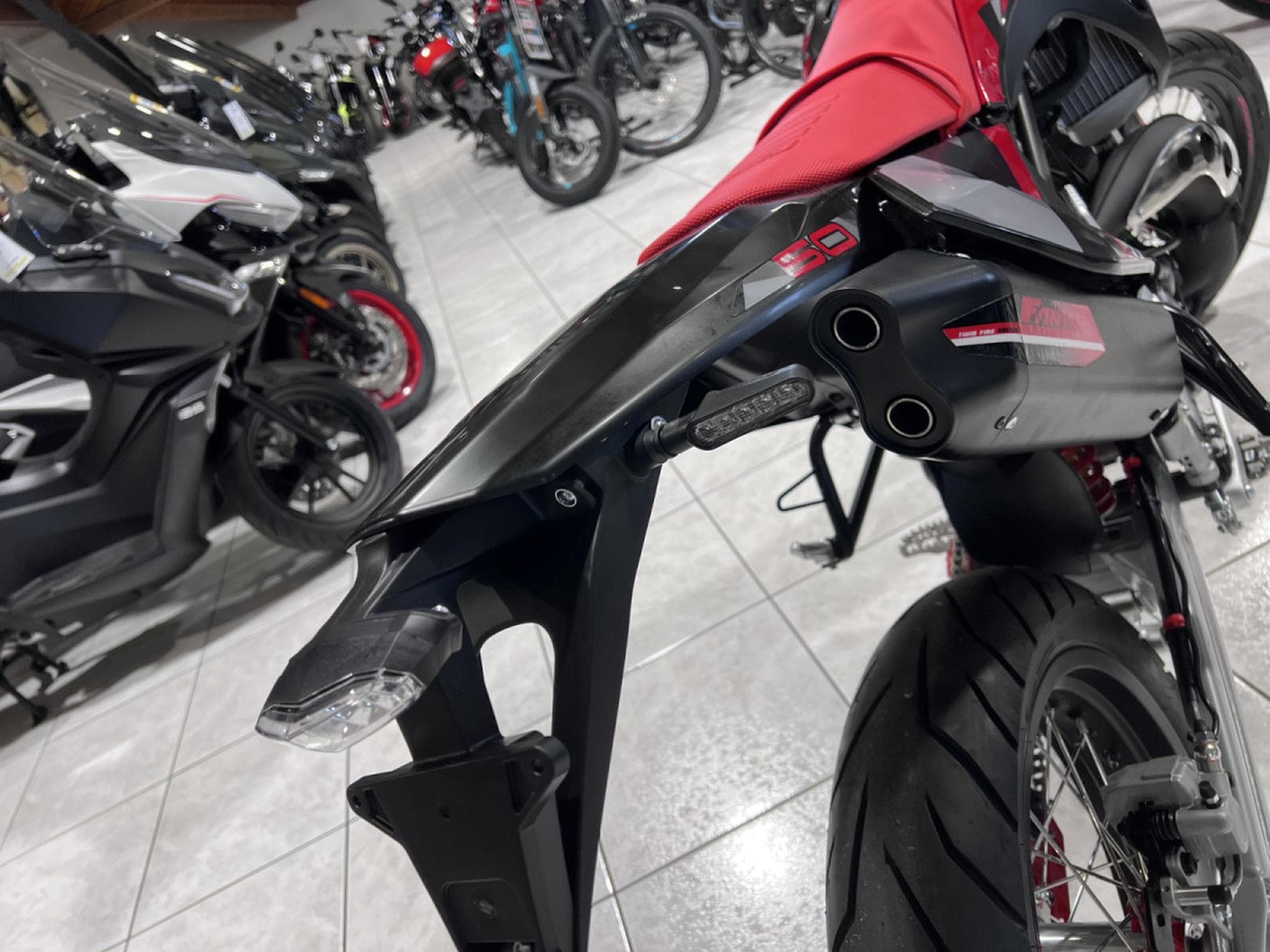 Fantic Motard PERFORMANCE 2T (2026) - Photo 5