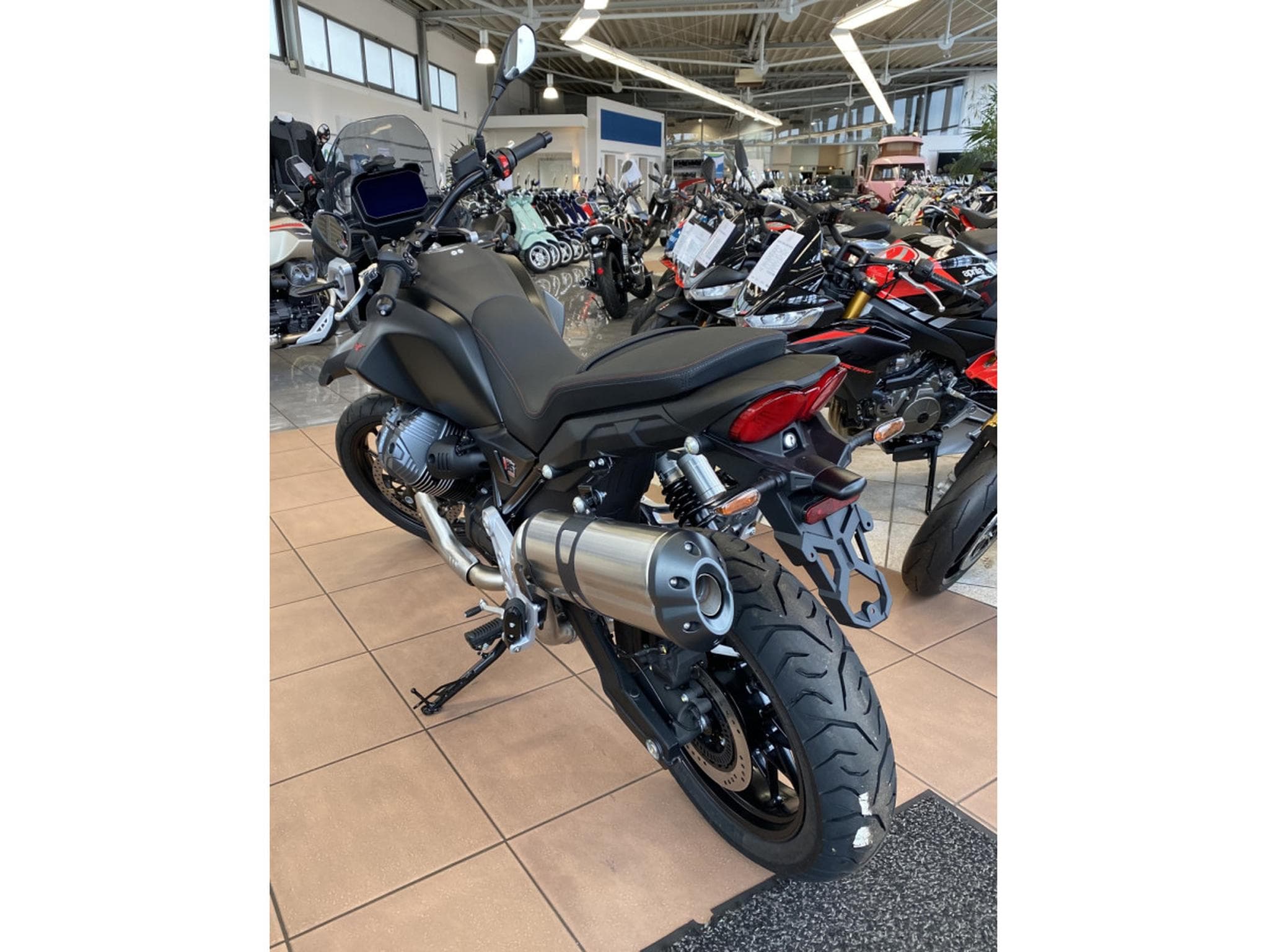 Moto Guzzi V85 Strada (2026) - Photo 3