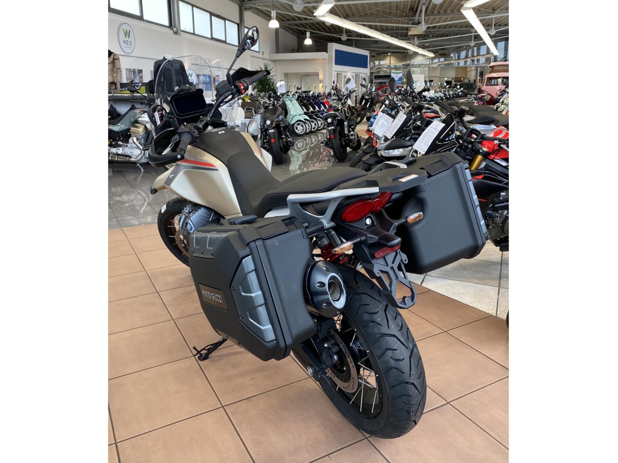 Moto Guzzi V85 TT Travel (2026) - Photo 3